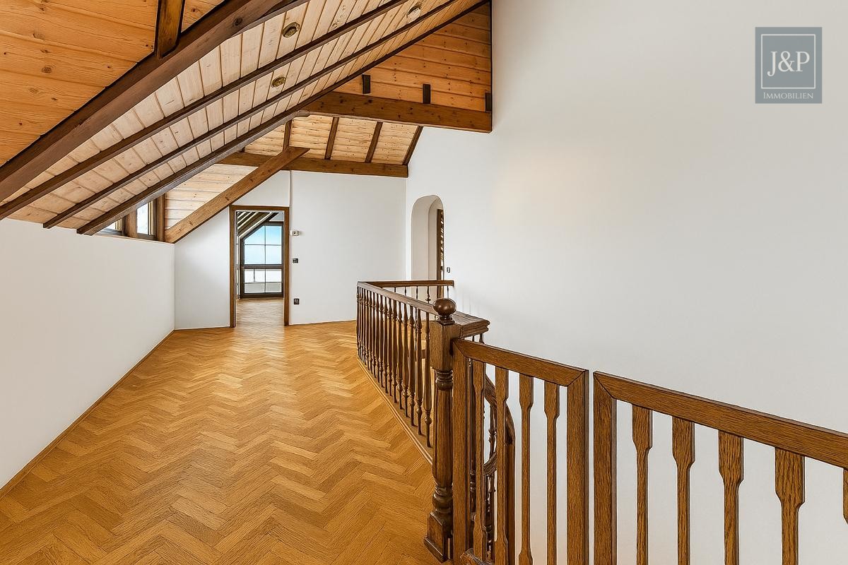 Großes Anwesen mit besonderer Architektur und Weitblick! Ideal für Großfamilien & Mehrgenerationen - OG Flur