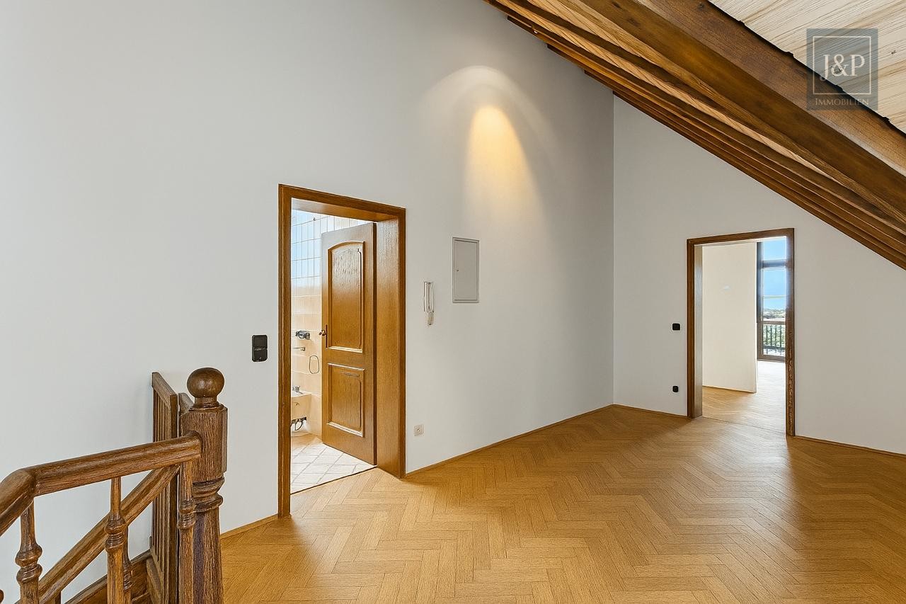 Großes Anwesen mit besonderer Architektur und Weitblick! Ideal für Großfamilien & Mehrgenerationen - OG Flur