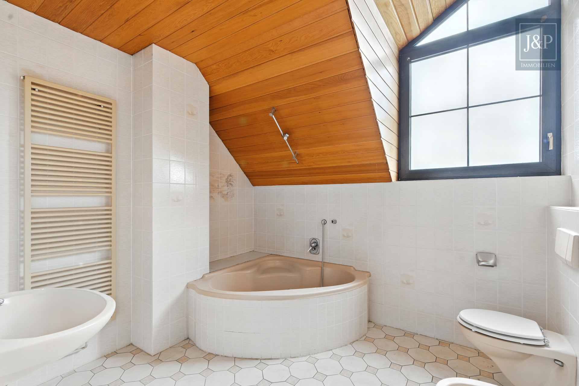 Großes Anwesen mit besonderer Architektur und Weitblick! Ideal für Großfamilien & Mehrgenerationen - OG Bad Kinder