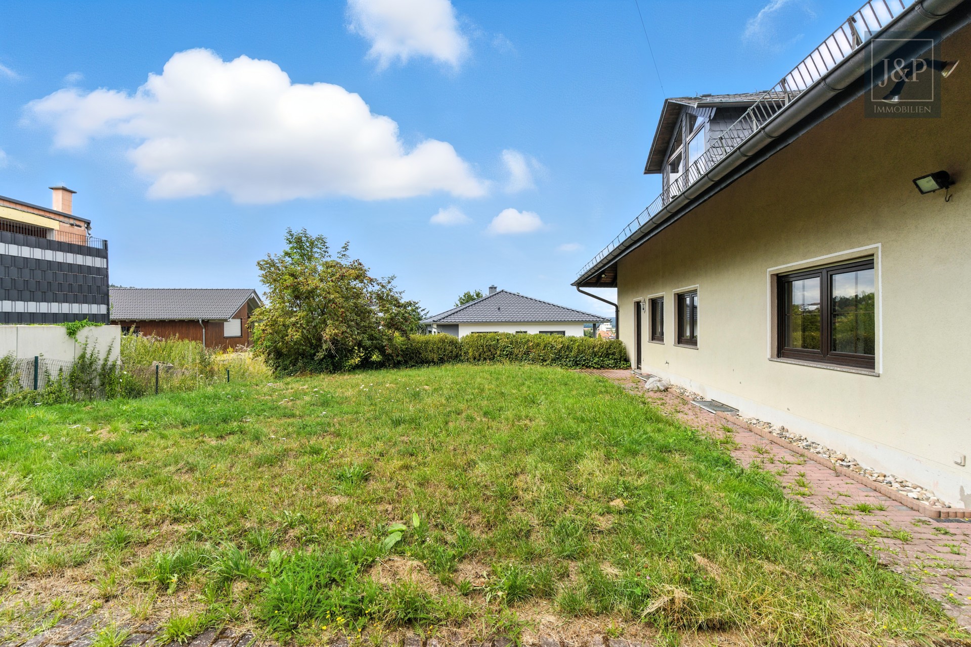 Großes Anwesen mit besonderer Architektur und Weitblick! Ideal für Großfamilien & Mehrgenerationen - Garten seitlich