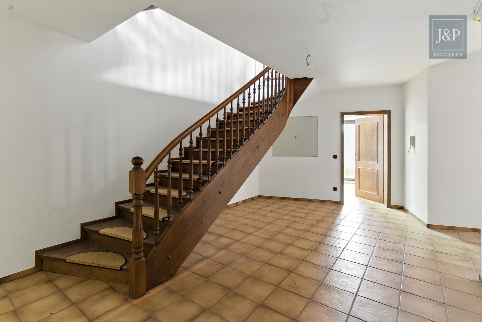 Großes Anwesen mit besonderer Architektur und Weitblick! Ideal für Großfamilien & Mehrgenerationen - UG Treppenhaus