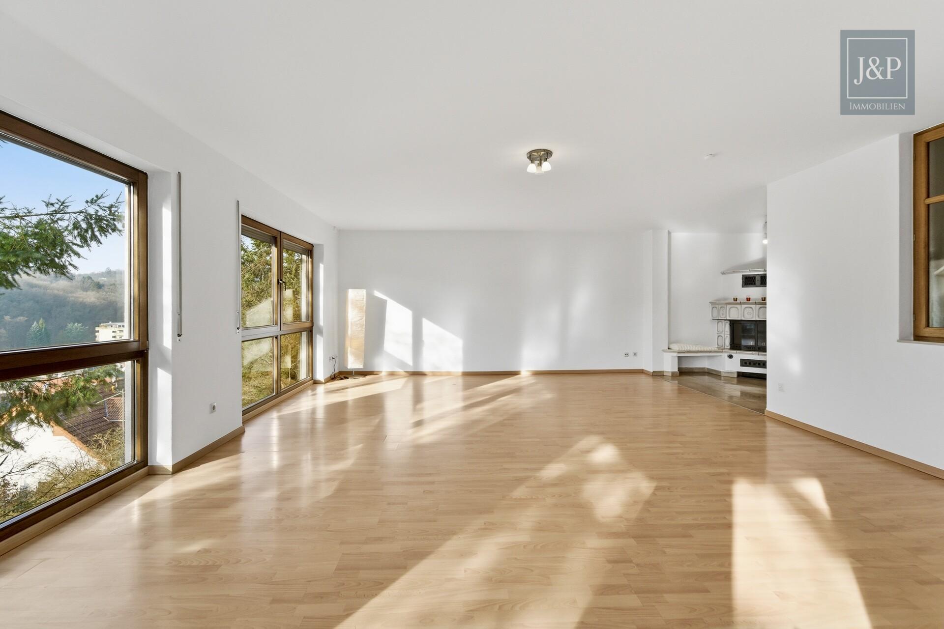 Mitten im Grünen: Großzügiges Splitlevel-Haus mit Einliegerwohnung in Eppstein - Wohnzimmer