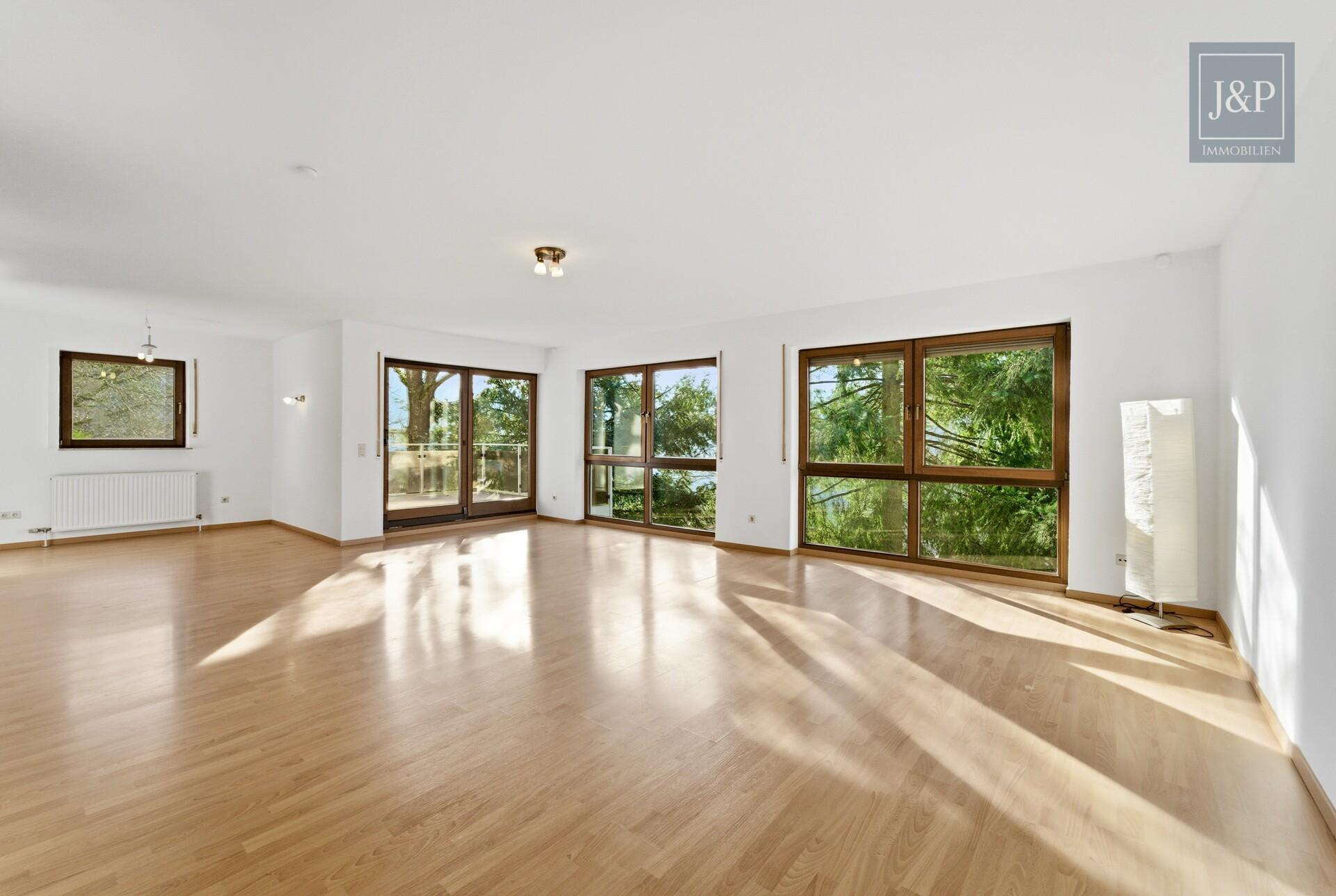 Mitten im Grünen: Großzügiges Splitlevel-Haus mit Einliegerwohnung in Eppstein - Wohnzimmer