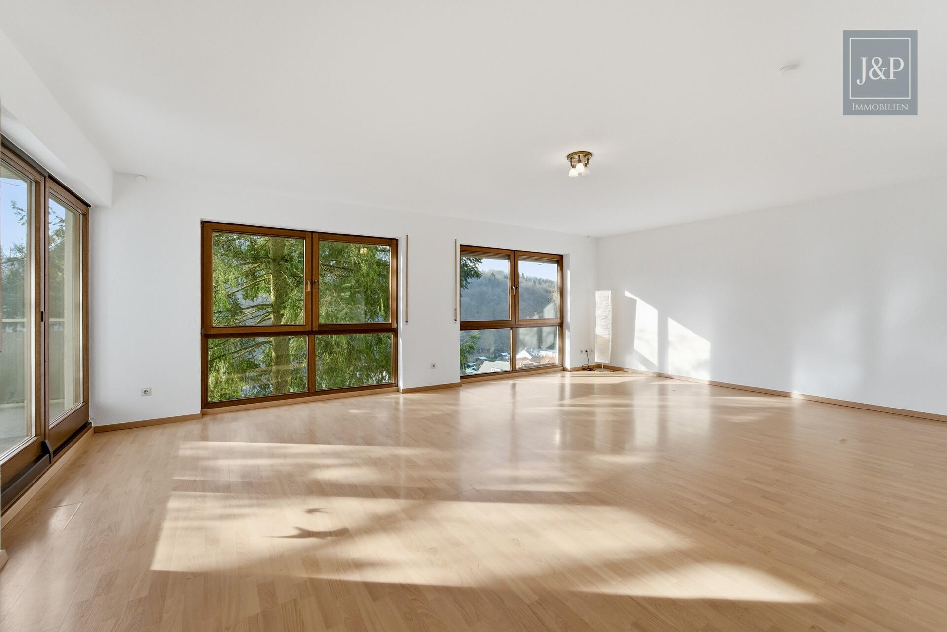 Mitten im Grünen: Großzügiges Splitlevel-Haus mit Einliegerwohnung in Eppstein - Wohnzimmer