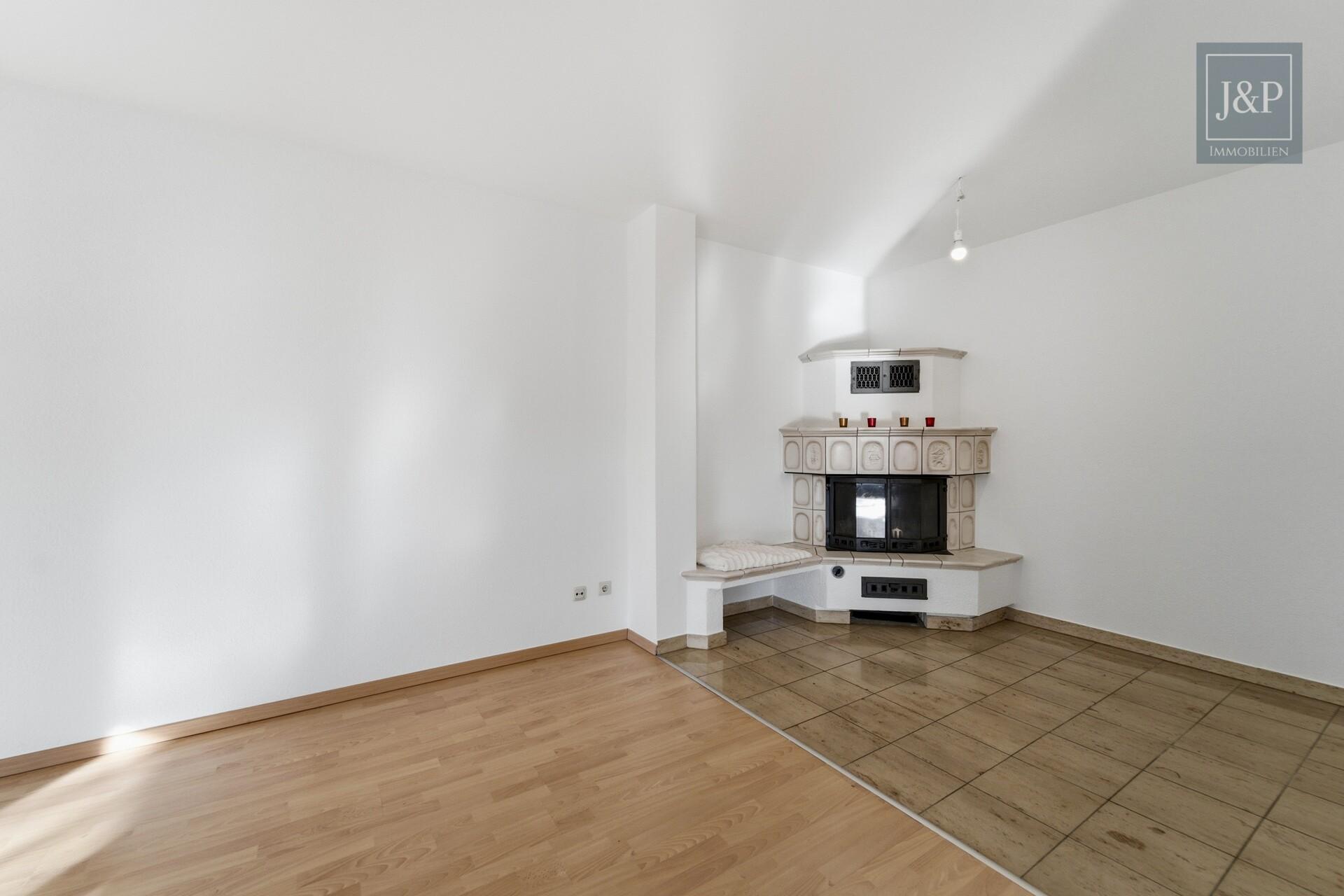 Mitten im Grünen: Großzügiges Splitlevel-Haus mit Einliegerwohnung in Eppstein - Kaminecke