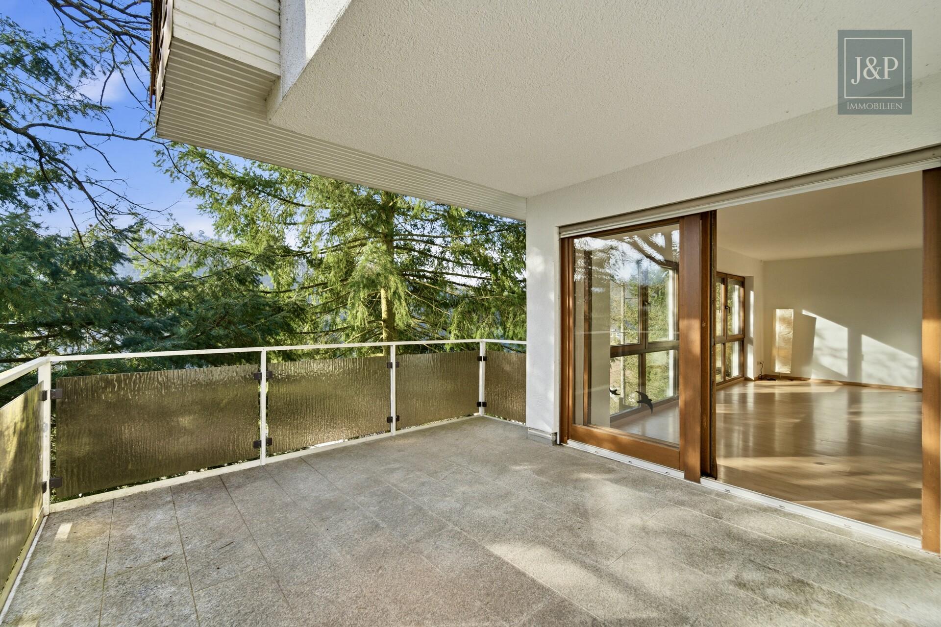 Mitten im Grünen: Großzügiges Splitlevel-Haus mit Einliegerwohnung in Eppstein - Balkon