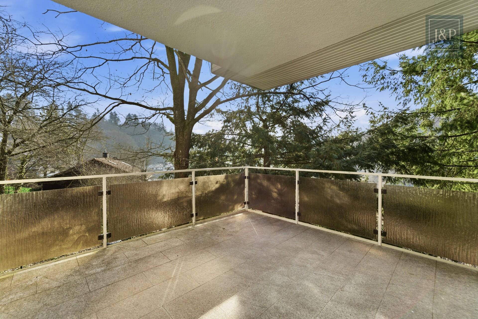 Mitten im Grünen: Großzügiges Splitlevel-Haus mit Einliegerwohnung in Eppstein - Balkon