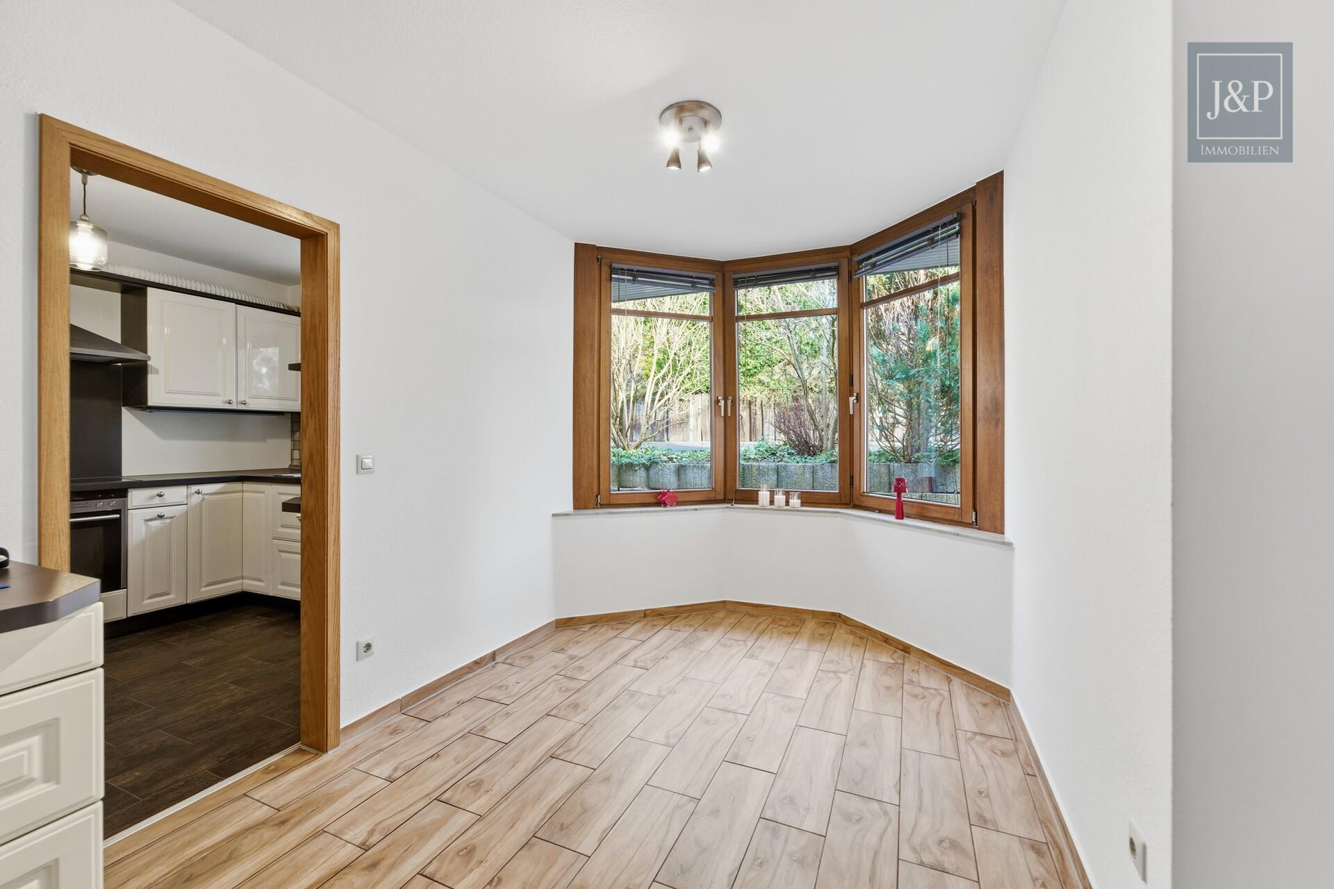 Mitten im Grünen: Großzügiges Splitlevel-Haus mit Einliegerwohnung in Eppstein - Eingangsbereich