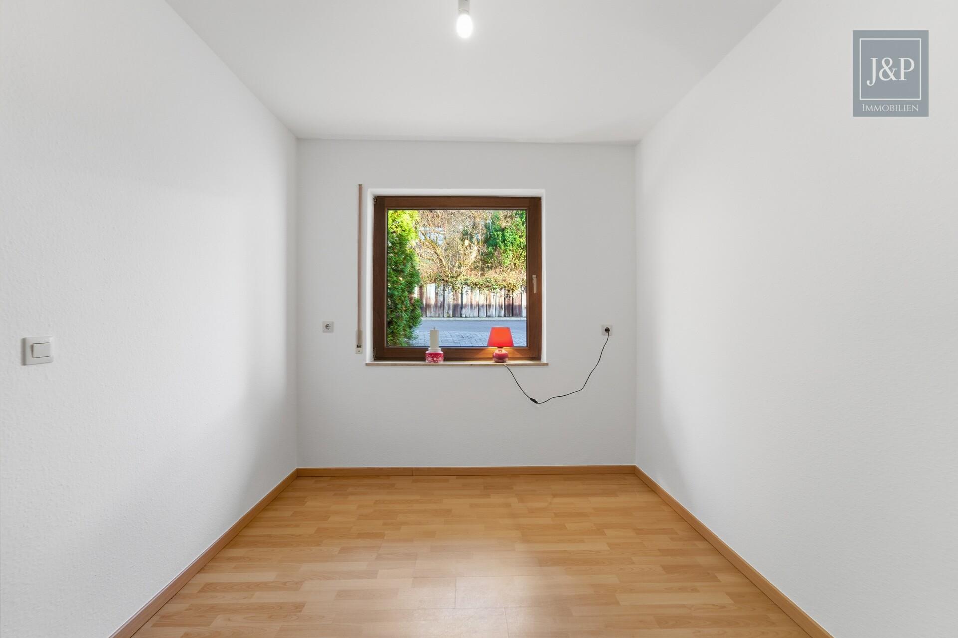 Mitten im Grünen: Großzügiges Splitlevel-Haus mit Einliegerwohnung in Eppstein - Büro