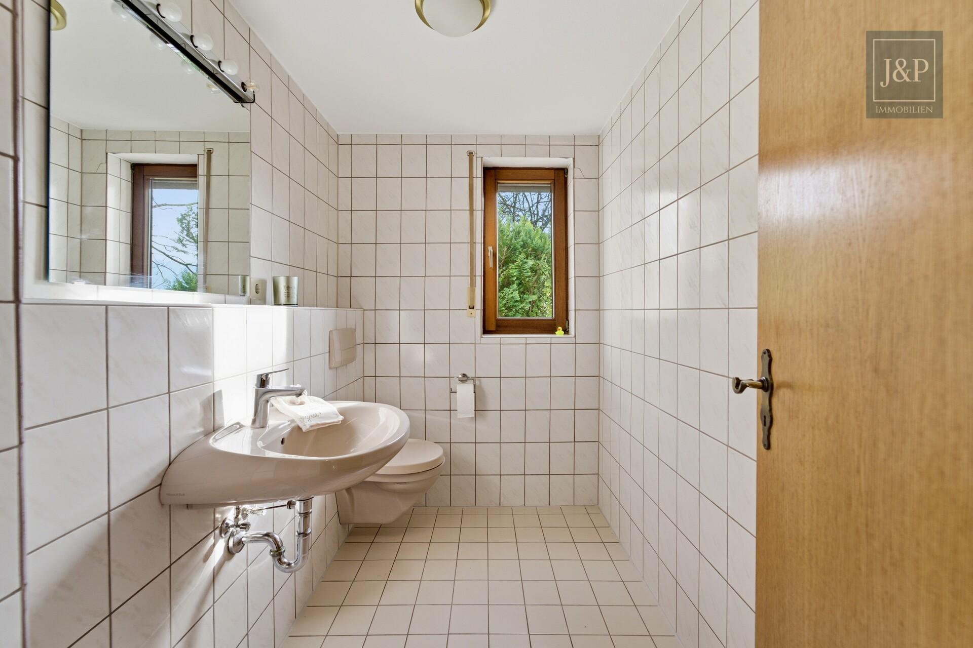 Mitten im Grünen: Großzügiges Splitlevel-Haus mit Einliegerwohnung in Eppstein - Gäste WC