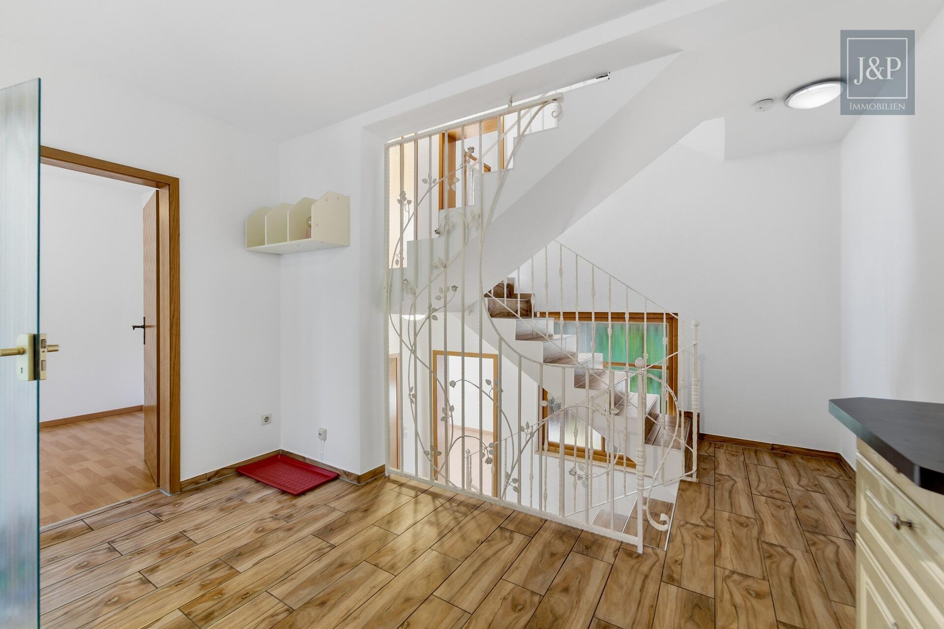 Mitten im Grünen: Großzügiges Splitlevel-Haus mit Einliegerwohnung in Eppstein - Treppenaufgang & Treppenhaus