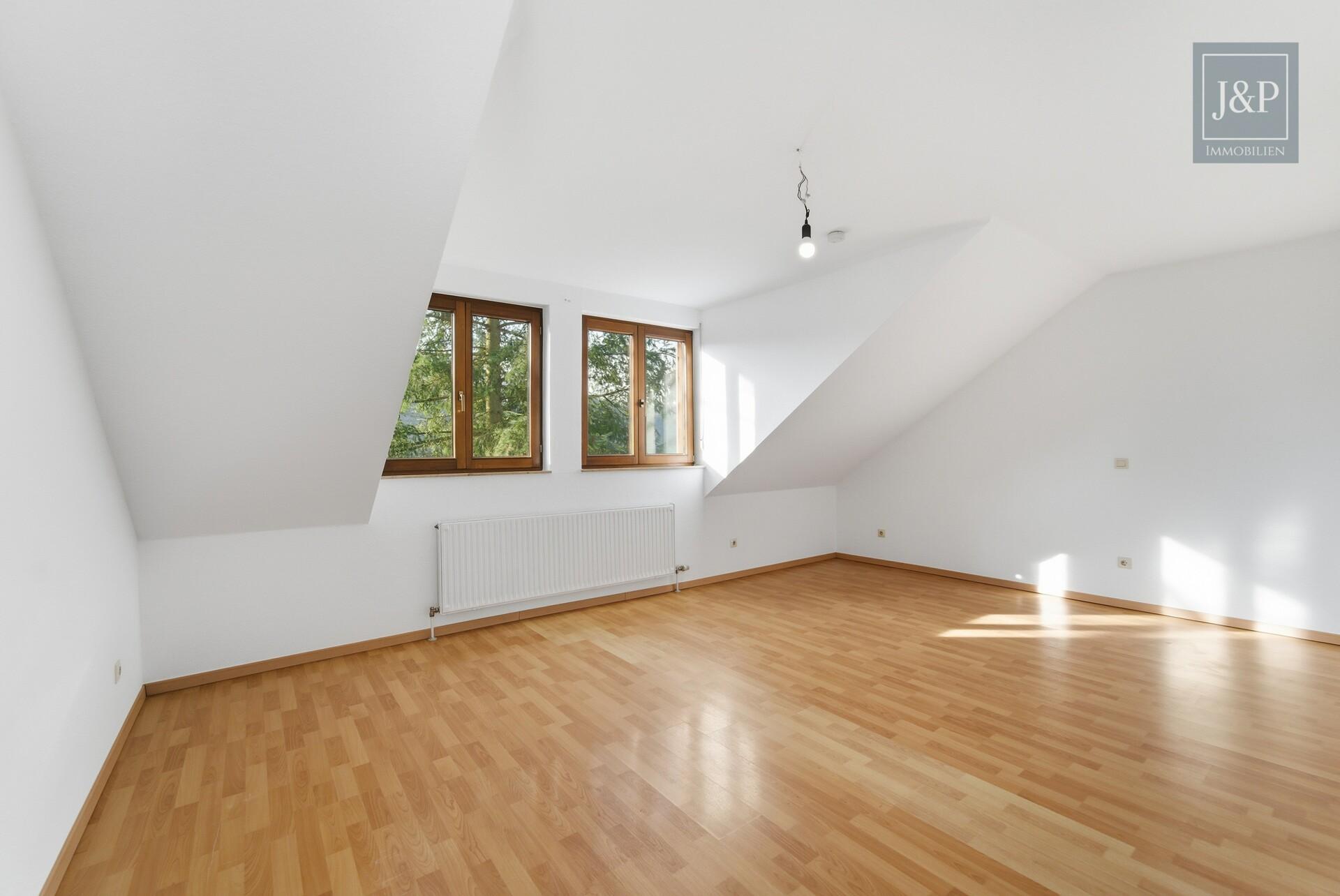 Mitten im Grünen: Großzügiges Splitlevel-Haus mit Einliegerwohnung in Eppstein - Schlafzimmer 1 OG