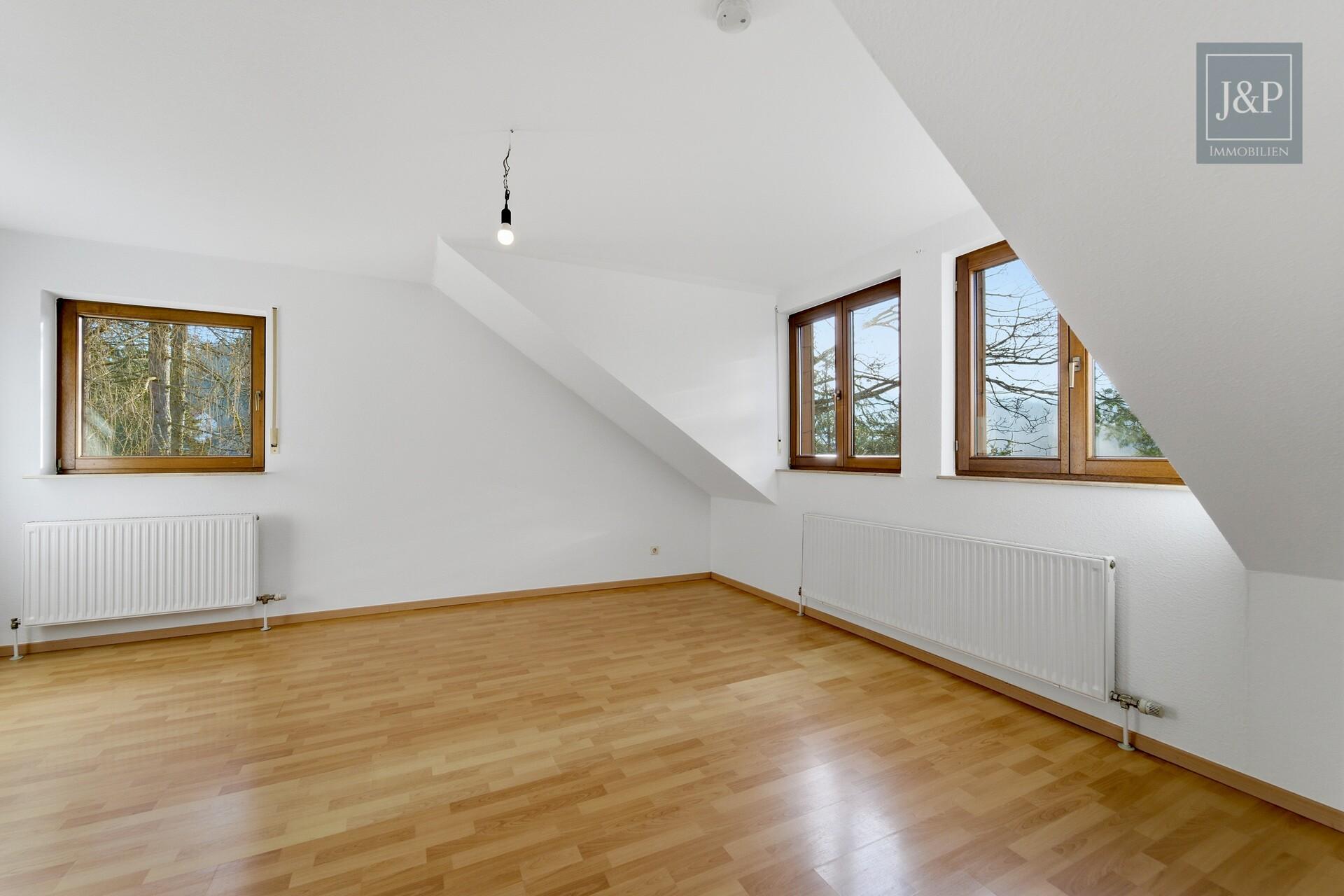 Mitten im Grünen: Großzügiges Splitlevel-Haus mit Einliegerwohnung in Eppstein - Schlafzimmer 1 OG