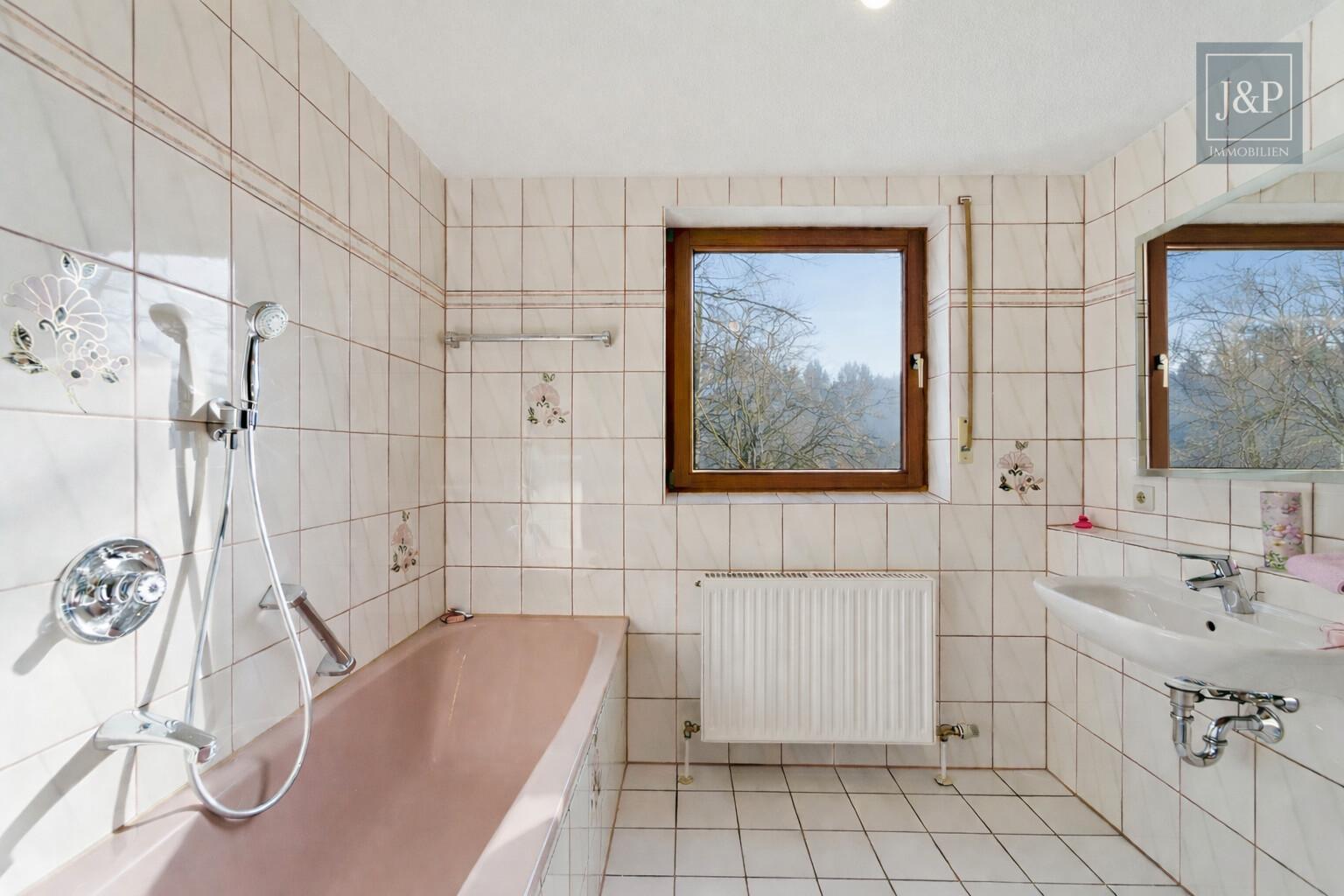 Mitten im Grünen: Großzügiges Splitlevel-Haus mit Einliegerwohnung in Eppstein - Badezimmer OG