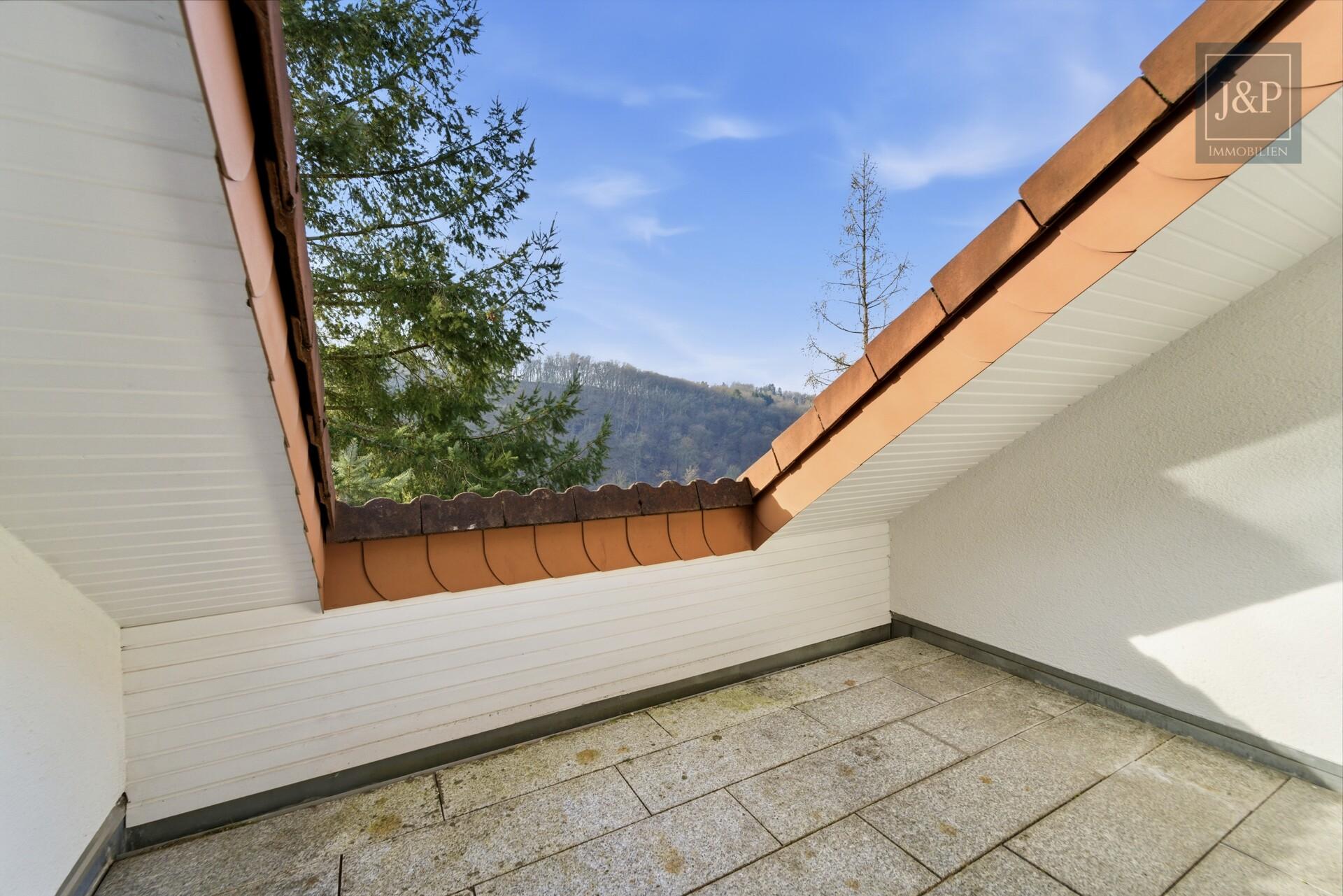 Mitten im Grünen: Großzügiges Splitlevel-Haus mit Einliegerwohnung in Eppstein - Loggia OG