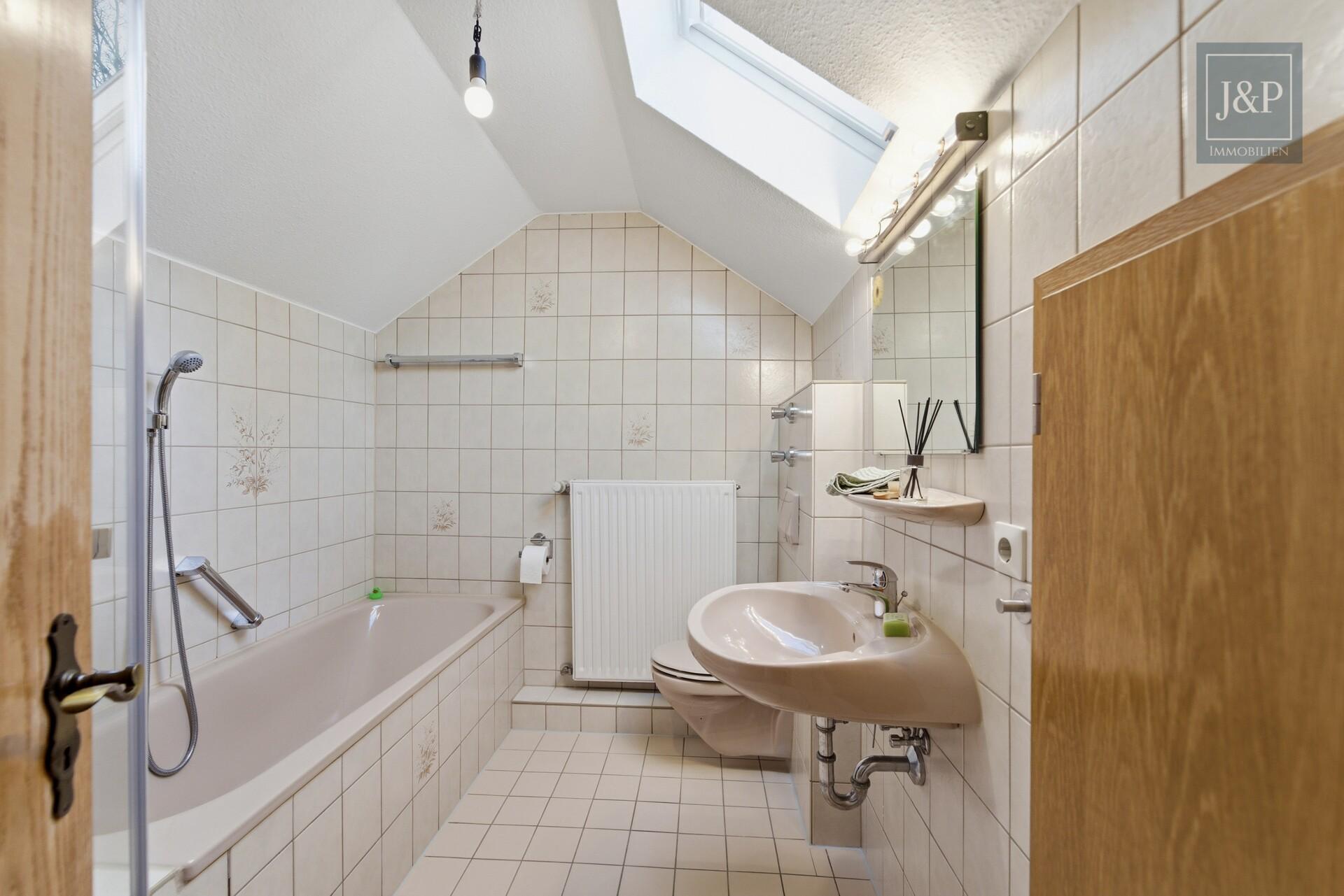 Mitten im Grünen: Großzügiges Splitlevel-Haus mit Einliegerwohnung in Eppstein - Badezimmer DG