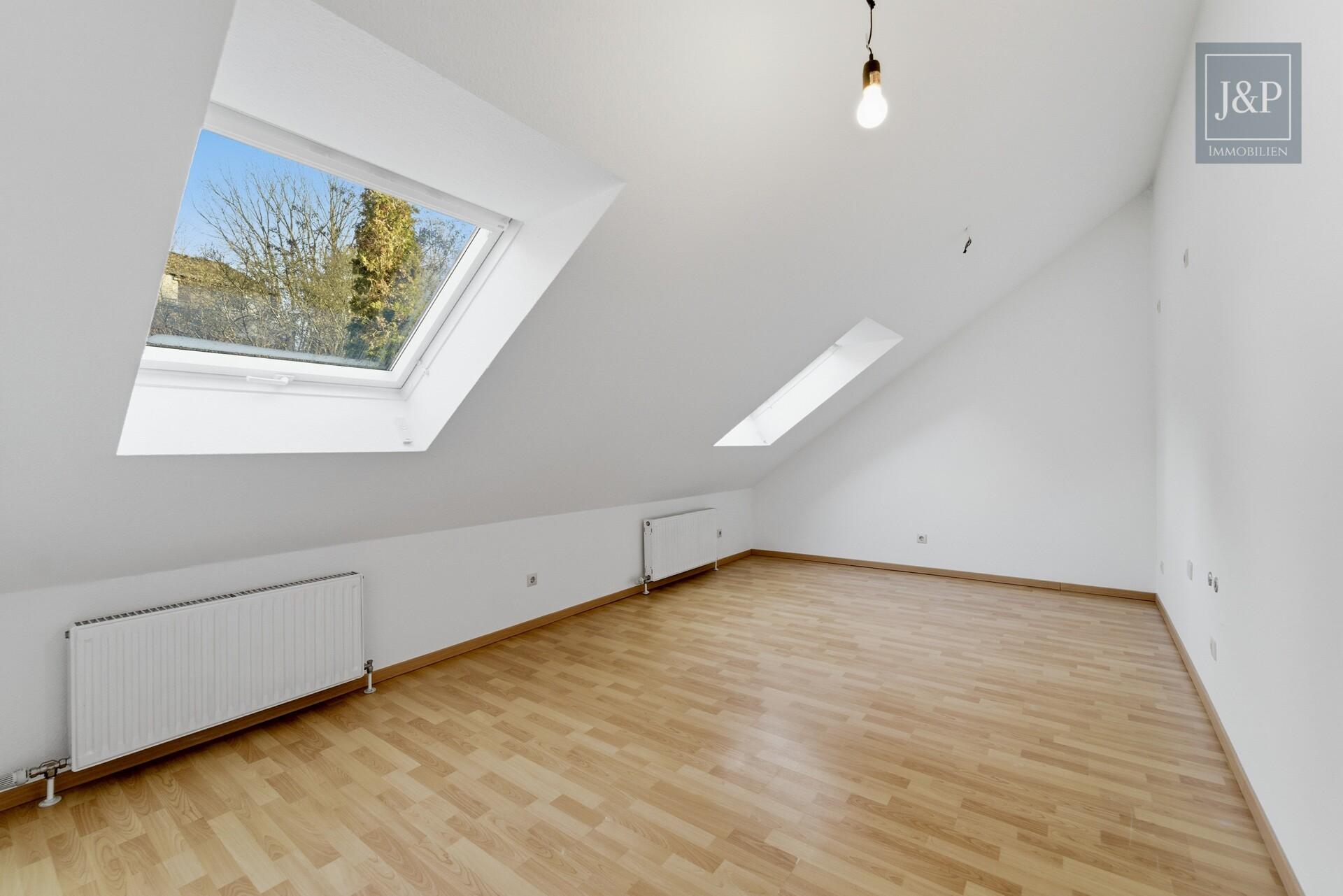 Mitten im Grünen: Großzügiges Splitlevel-Haus mit Einliegerwohnung in Eppstein - Schlafzimmer 3 DG