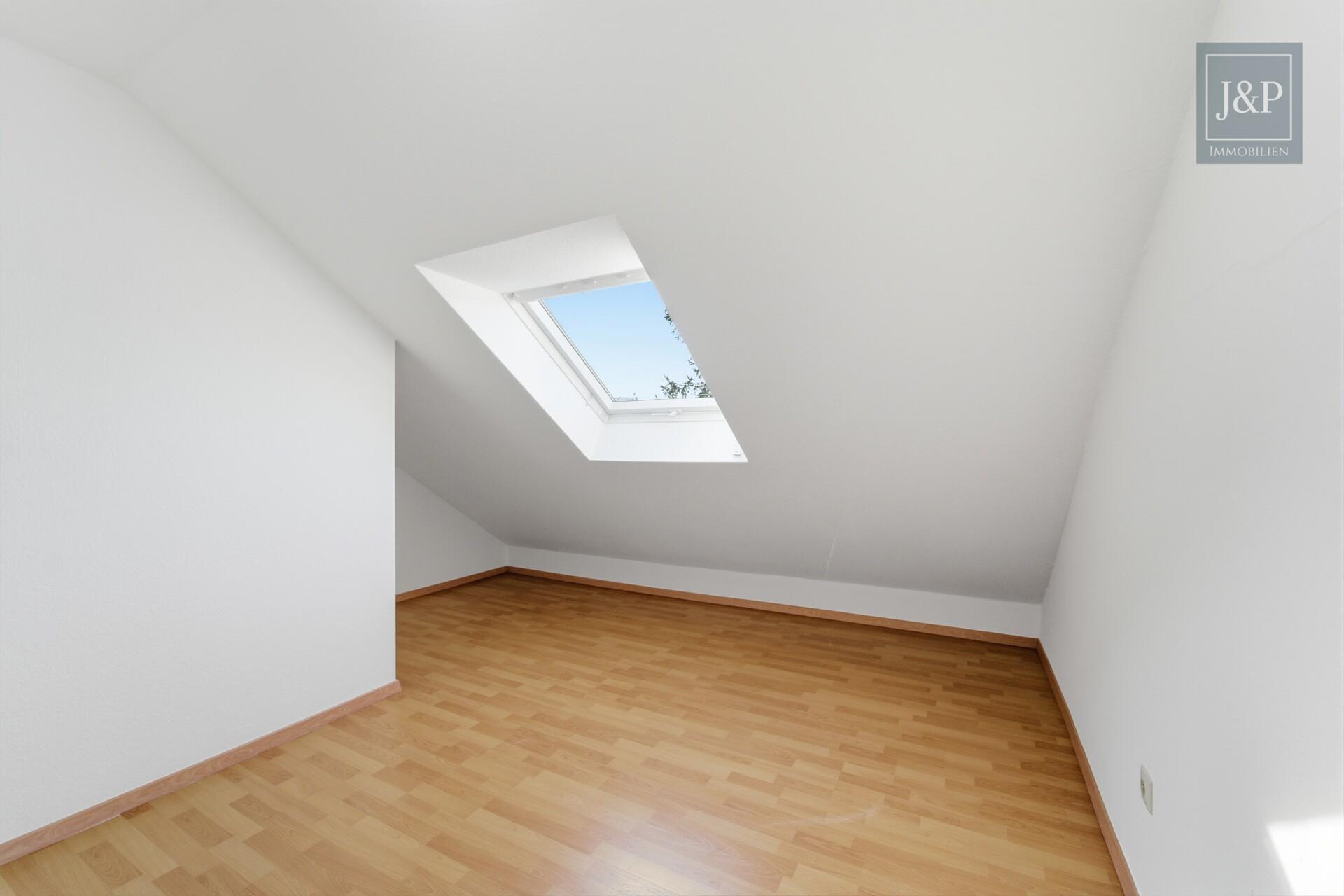 Mitten im Grünen: Großzügiges Splitlevel-Haus mit Einliegerwohnung in Eppstein - Kinderzimmer DG