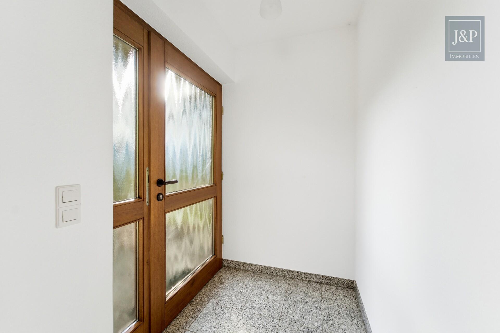 Mitten im Grünen: Großzügiges Splitlevel-Haus mit Einliegerwohnung in Eppstein - Eingang Einliegerwohnung