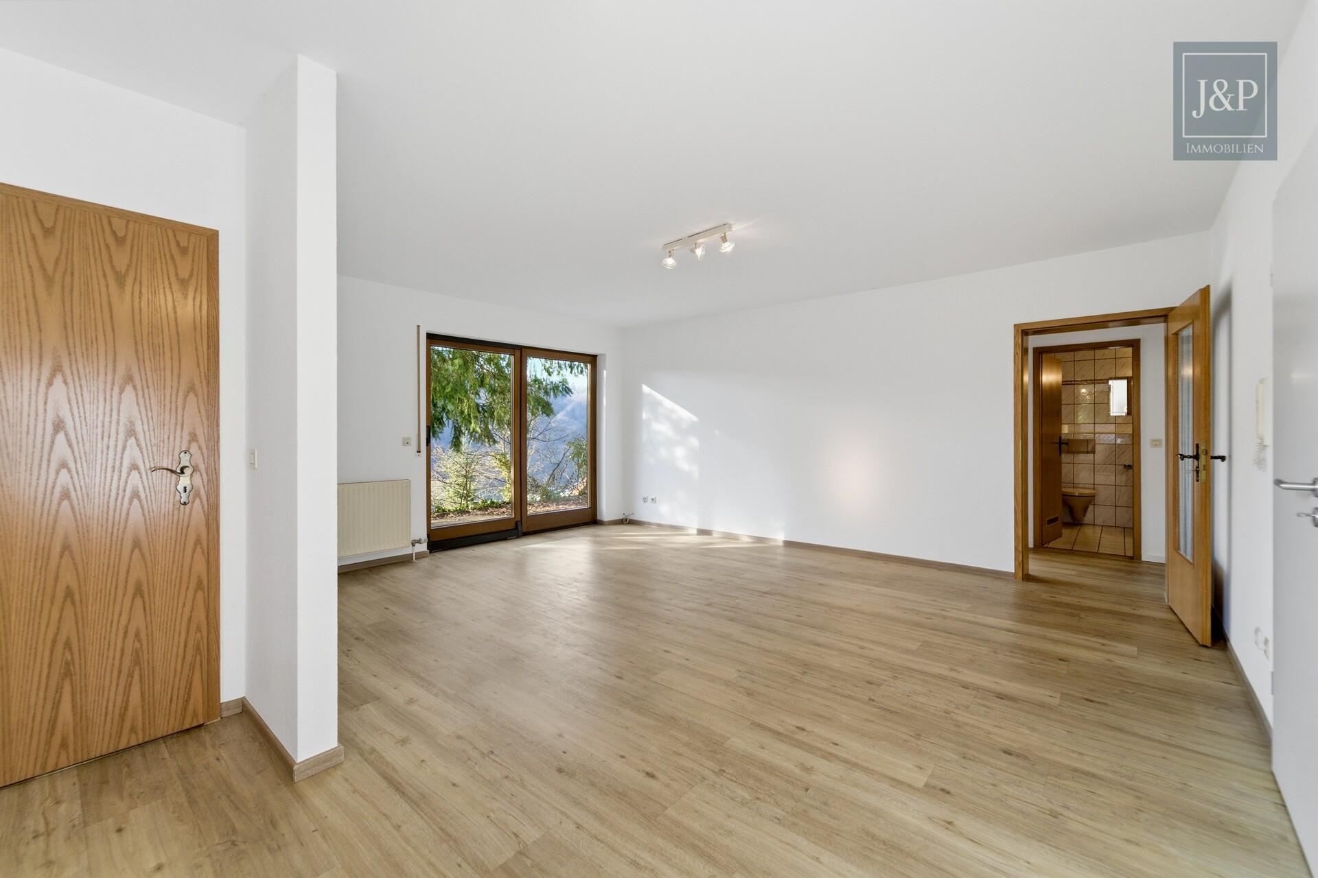 Mitten im Grünen: Großzügiges Splitlevel-Haus mit Einliegerwohnung in Eppstein - Wohnbereich Einliegerwohnung