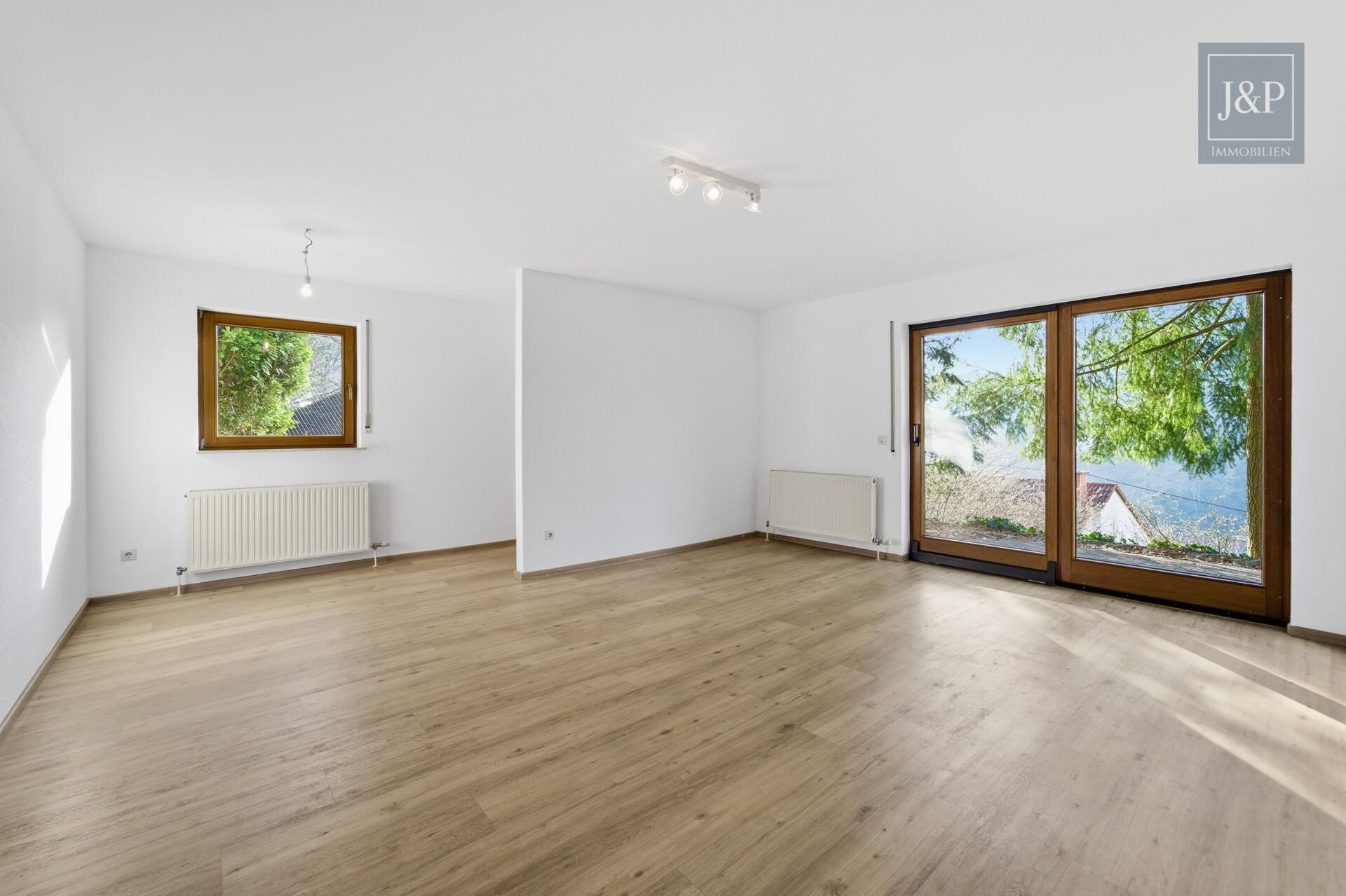 Mitten im Grünen: Großzügiges Splitlevel-Haus mit Einliegerwohnung in Eppstein - Wohnzimmer Einliegerwohnung