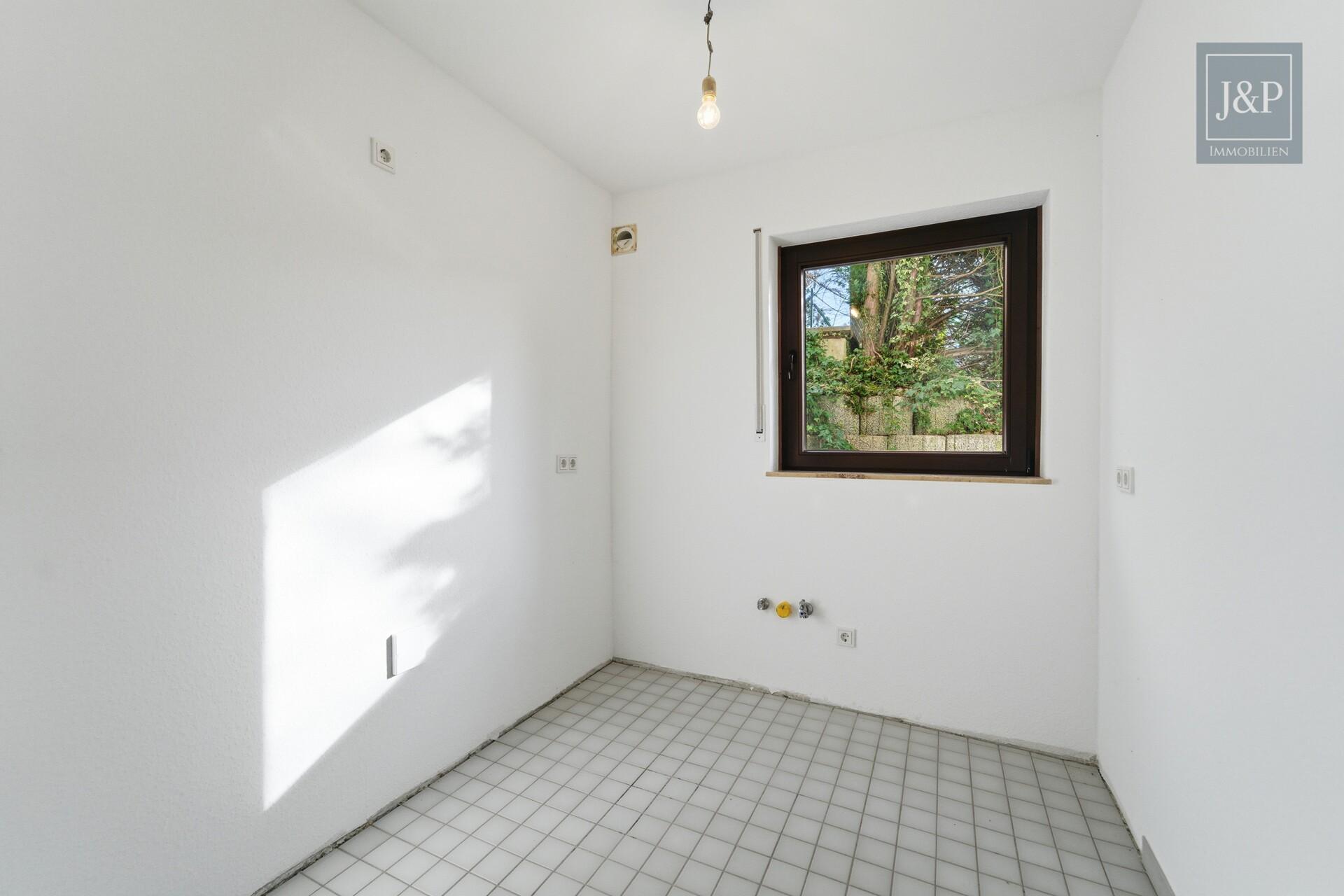 Mitten im Grünen: Großzügiges Splitlevel-Haus mit Einliegerwohnung in Eppstein - Küche Einliegerwohnung