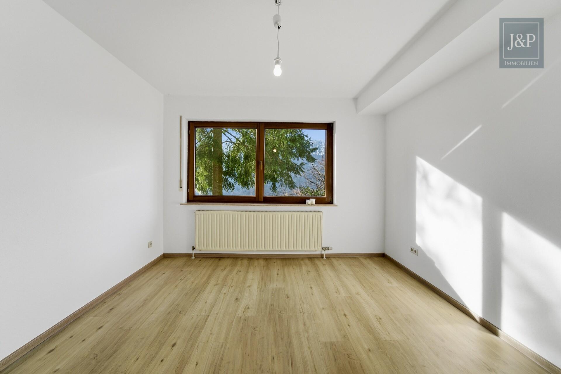 Mitten im Grünen: Großzügiges Splitlevel-Haus mit Einliegerwohnung in Eppstein - Schlafzimmer Einliegerwohnung