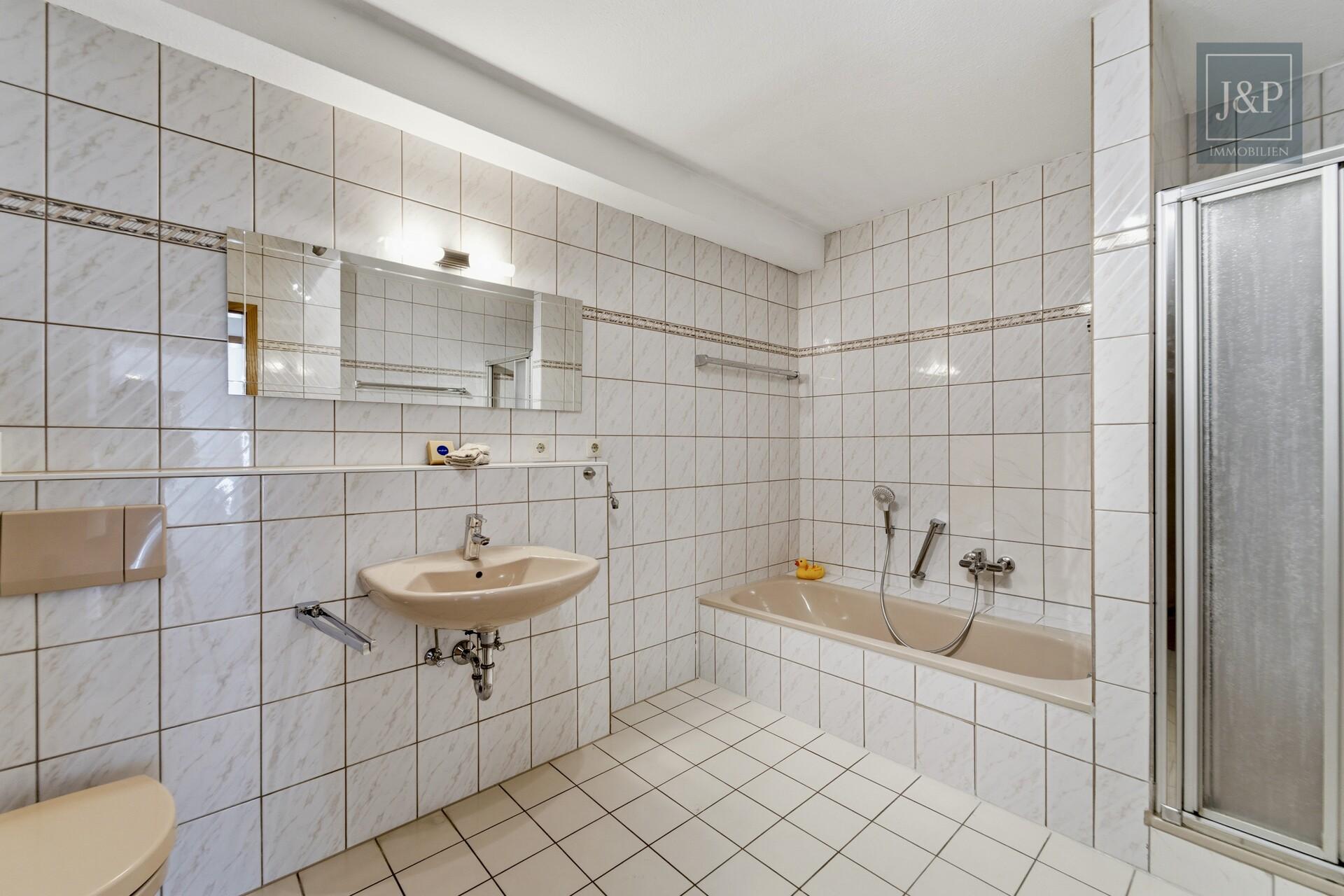 Mitten im Grünen: Großzügiges Splitlevel-Haus mit Einliegerwohnung in Eppstein - Badezimmer Einliegerwohnung
