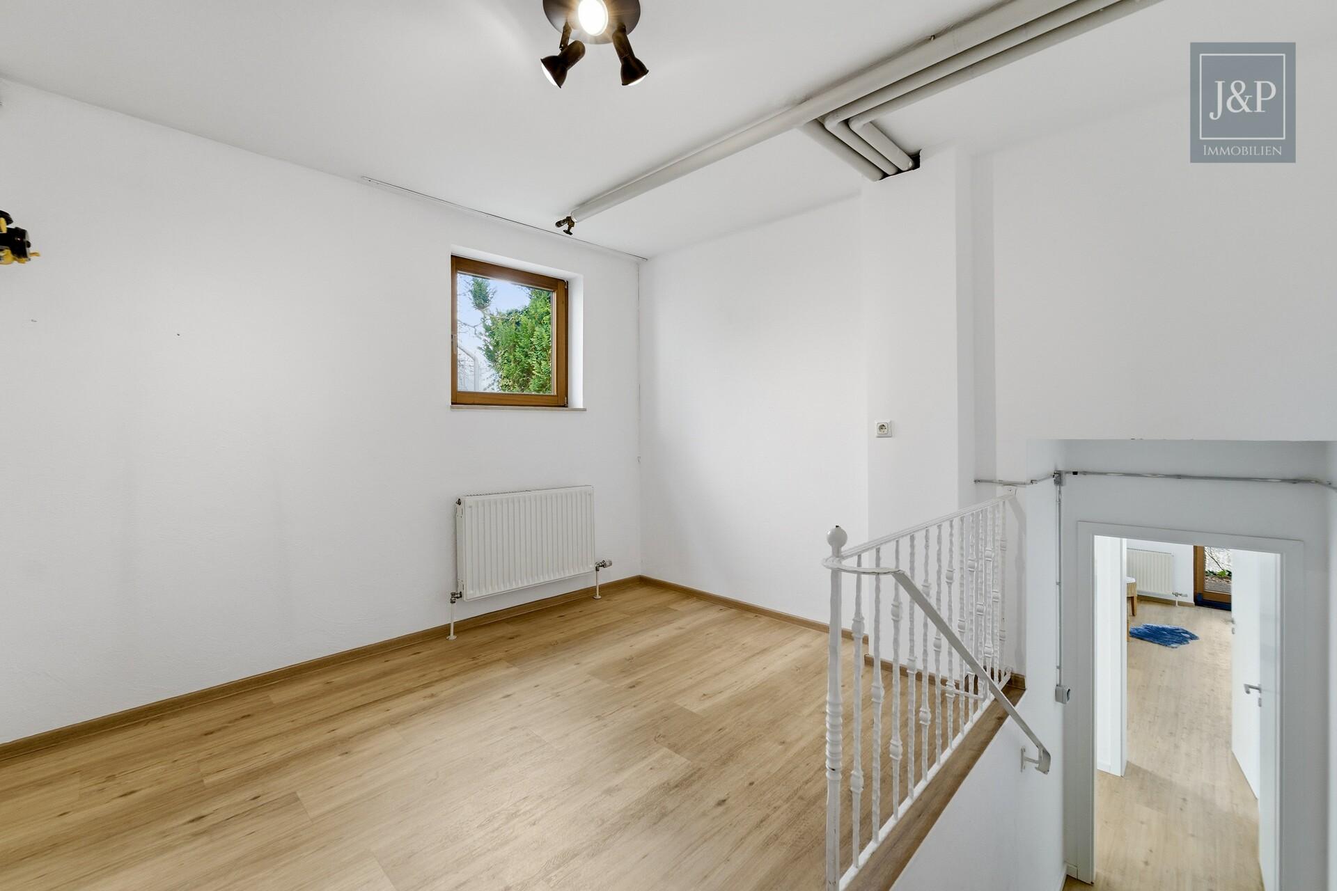 Mitten im Grünen: Großzügiges Splitlevel-Haus mit Einliegerwohnung in Eppstein - Büro/Hobbyraum Einliegerwohnung