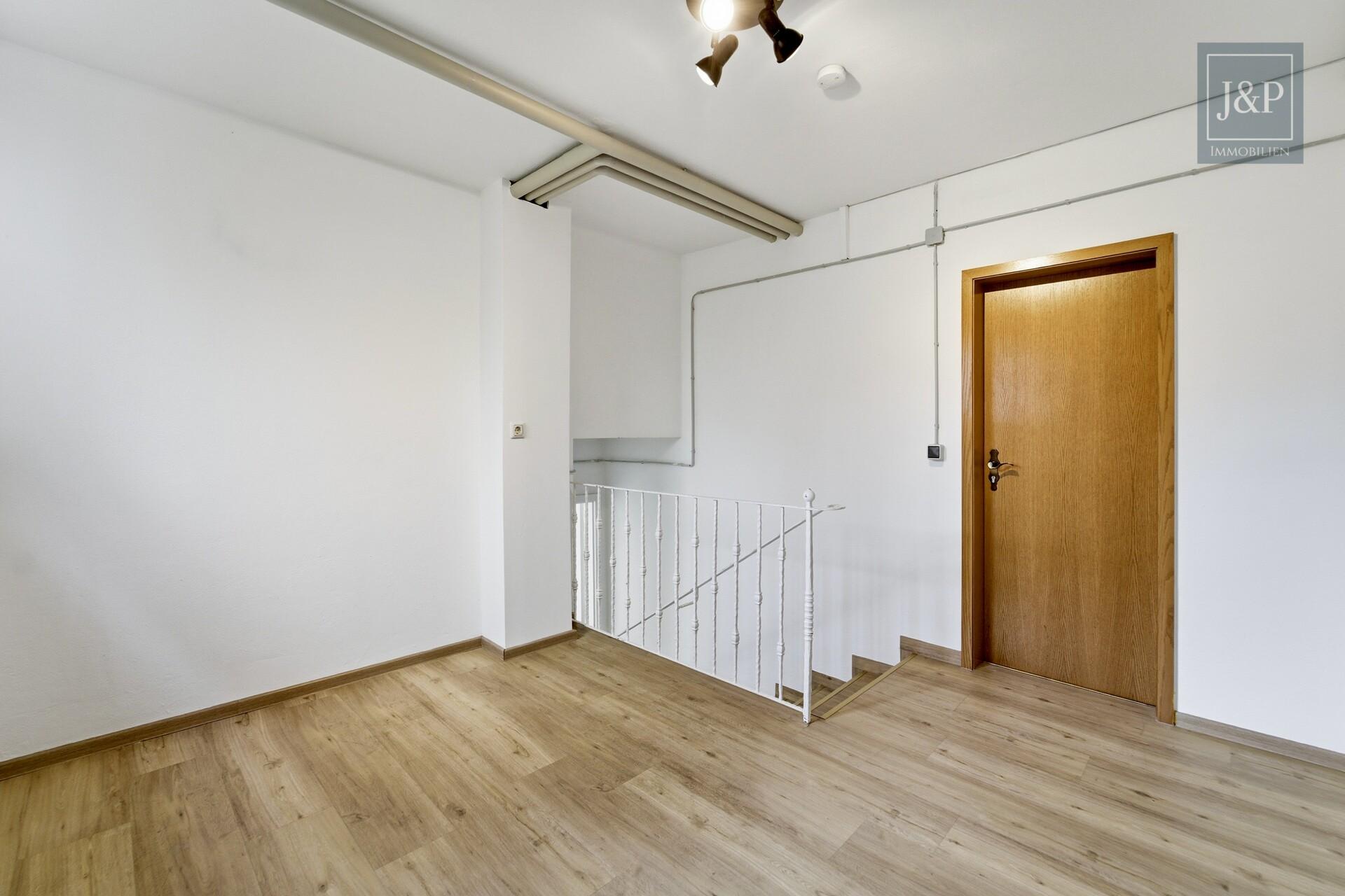 Mitten im Grünen: Großzügiges Splitlevel-Haus mit Einliegerwohnung in Eppstein - Büro/Hobbyraum Einliegerwohnung