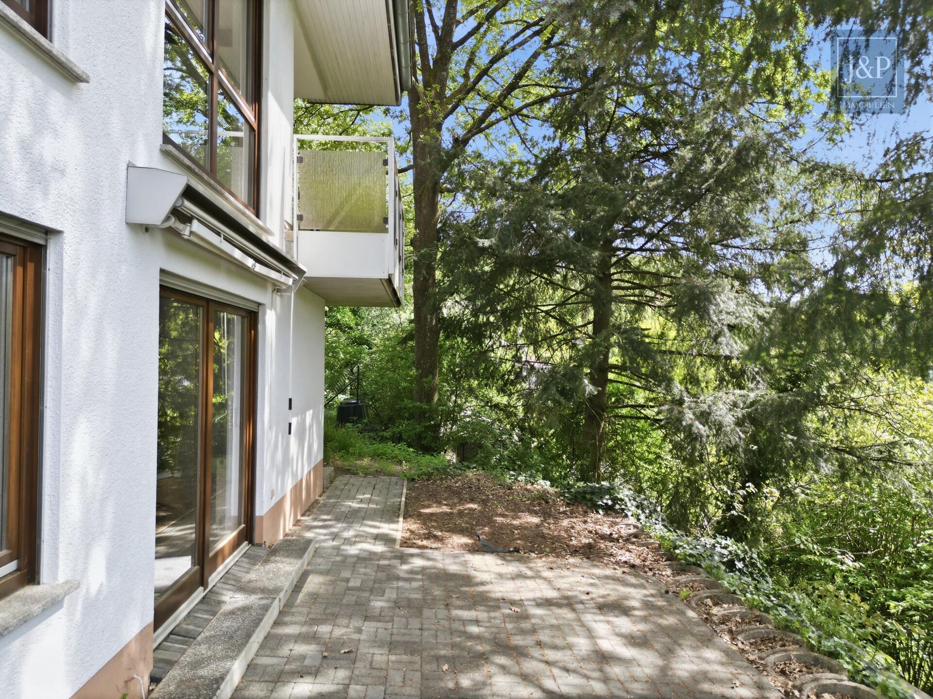 Mitten im Grünen: Großzügiges Splitlevel-Haus mit Einliegerwohnung in Eppstein - Terrasse
