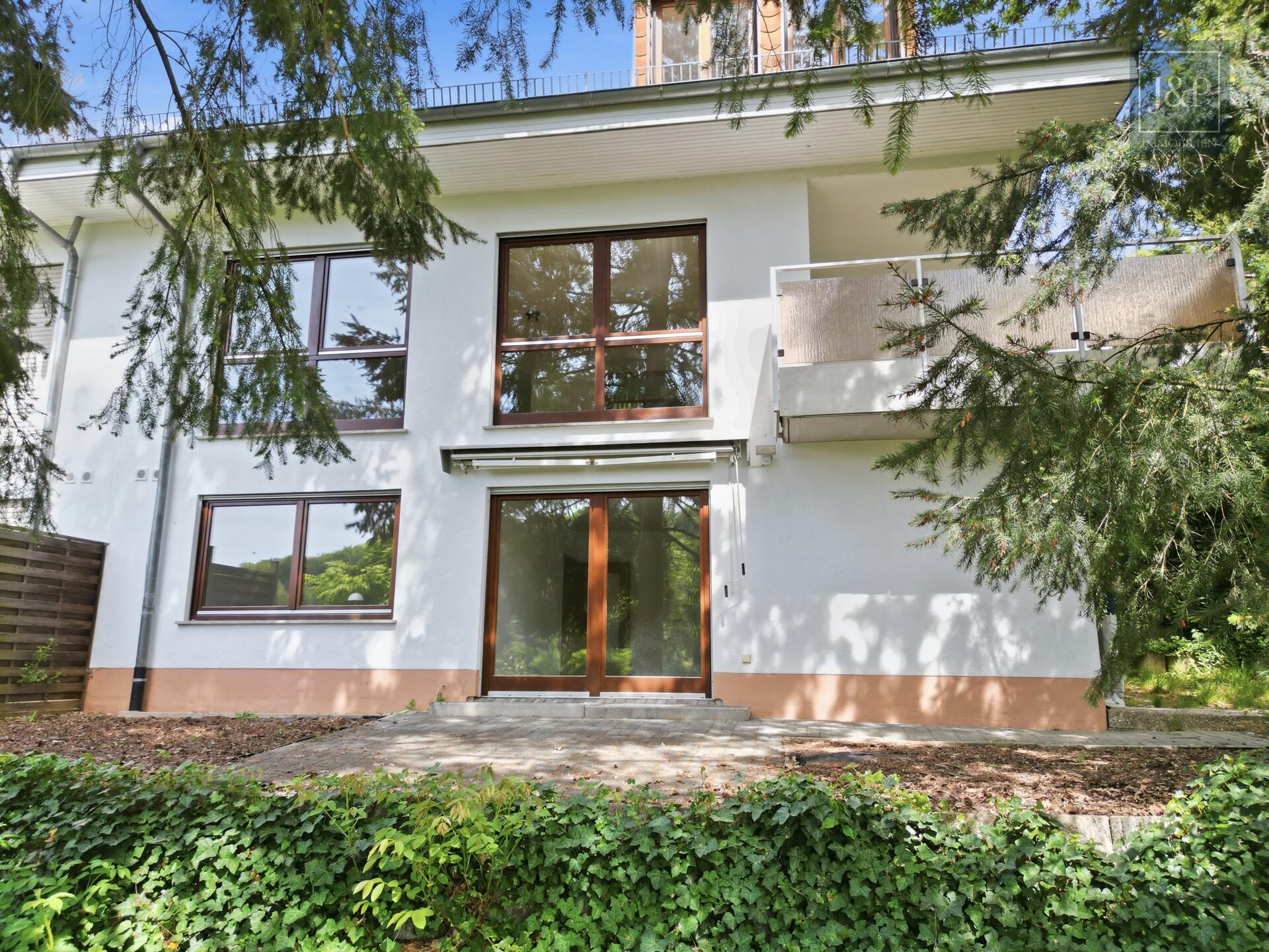 Mitten im Grünen: Großzügiges Splitlevel-Haus mit Einliegerwohnung in Eppstein - Außenansicht
