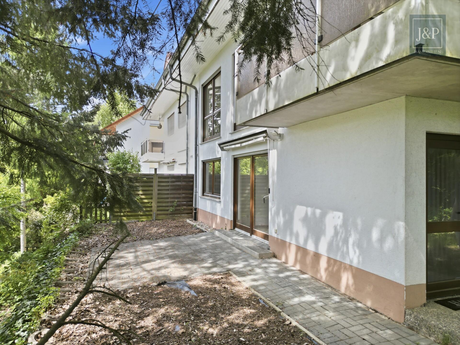 Mitten im Grünen: Großzügiges Splitlevel-Haus mit Einliegerwohnung in Eppstein - Terrasse