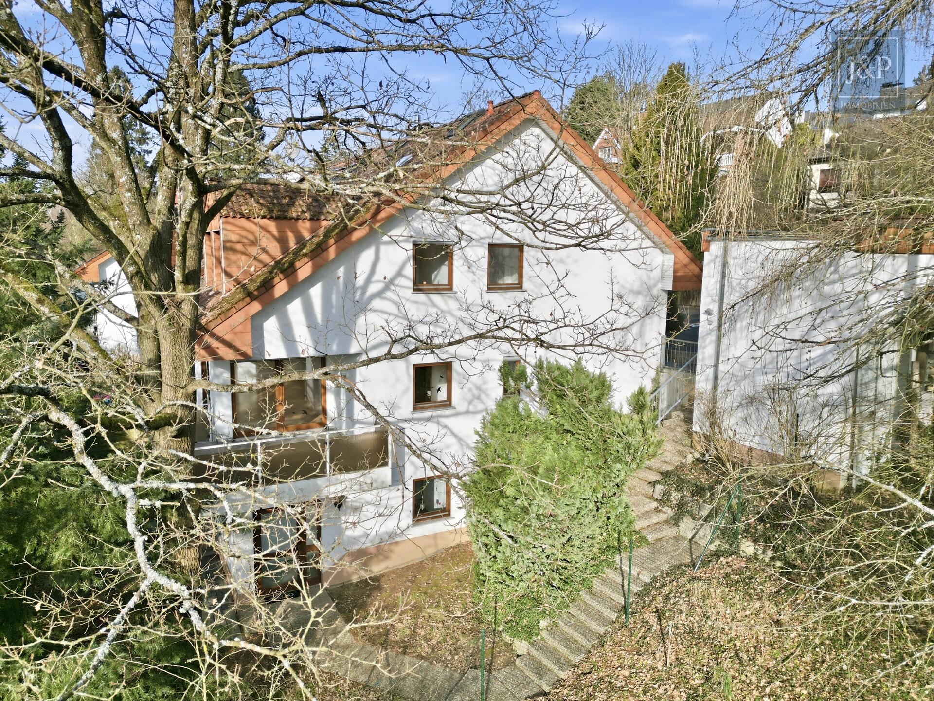 Mitten im Grünen: Großzügiges Splitlevel-Haus mit Einliegerwohnung in Eppstein - Seitenansicht