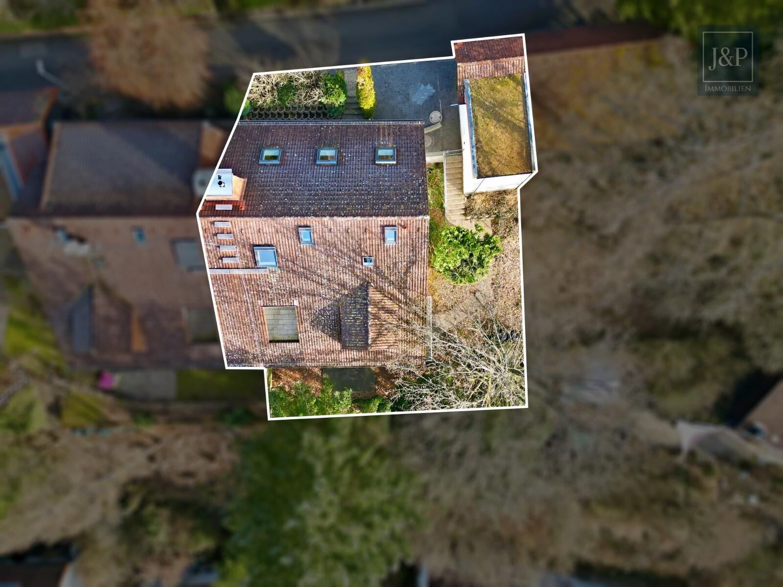 Mitten im Grünen: Großzügiges Splitlevel-Haus mit Einliegerwohnung in Eppstein - Grundstück