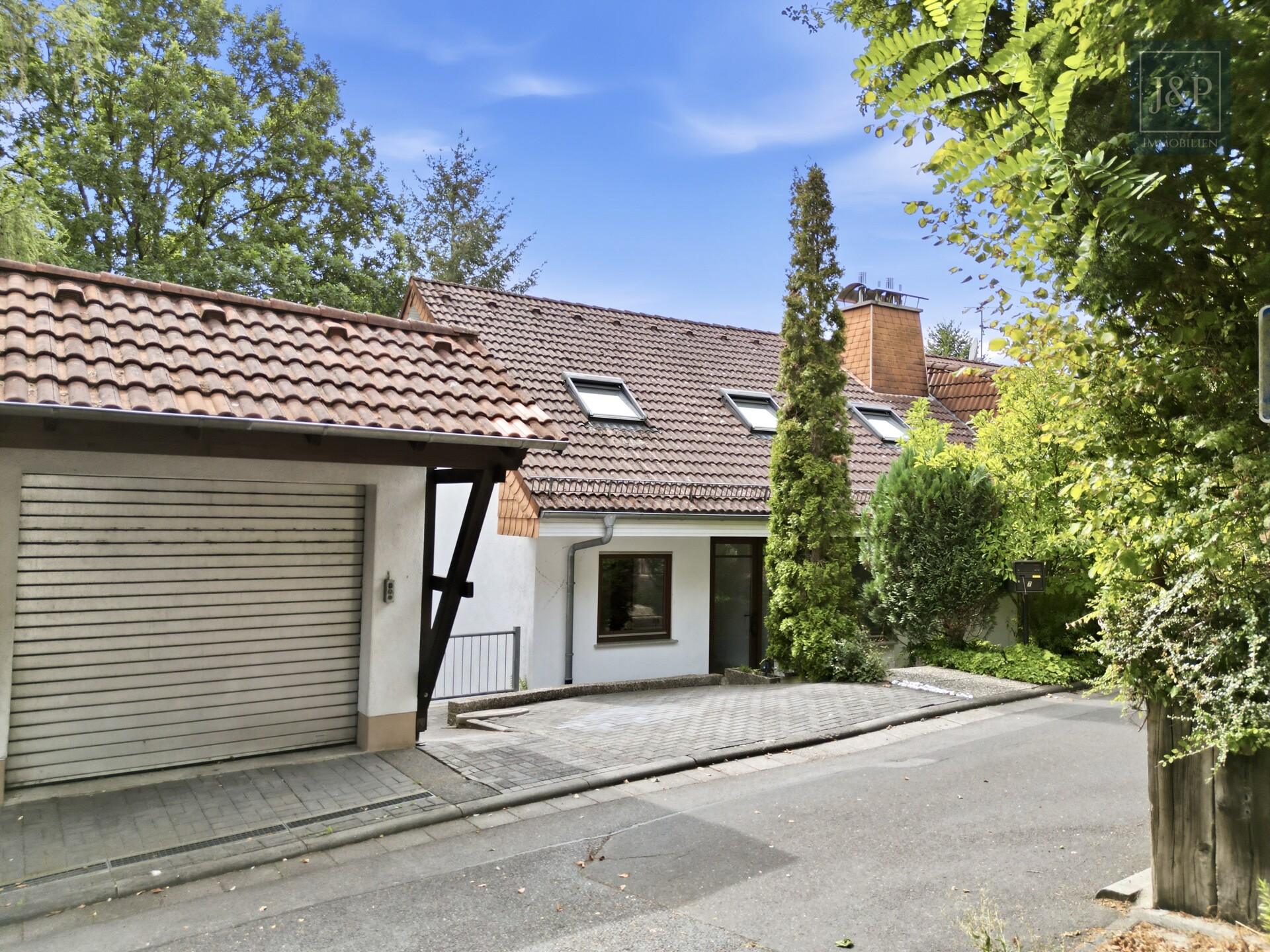 Mitten im Grünen: Großzügiges Splitlevel-Haus mit Einliegerwohnung in Eppstein - Straßenansicht