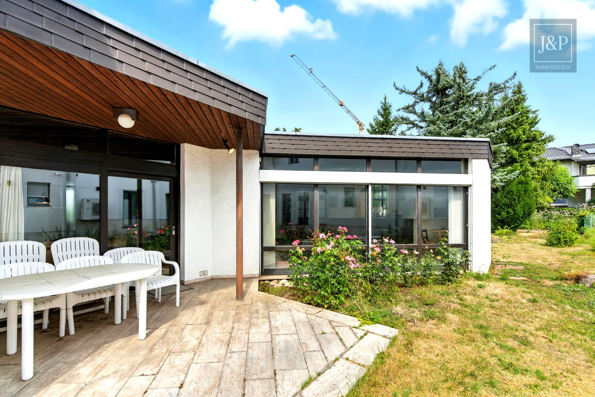 Großzügiges Einfamilienhaus mit Einliegerwohnung und Doppelgarage in ruhiger Lage - Terrasse