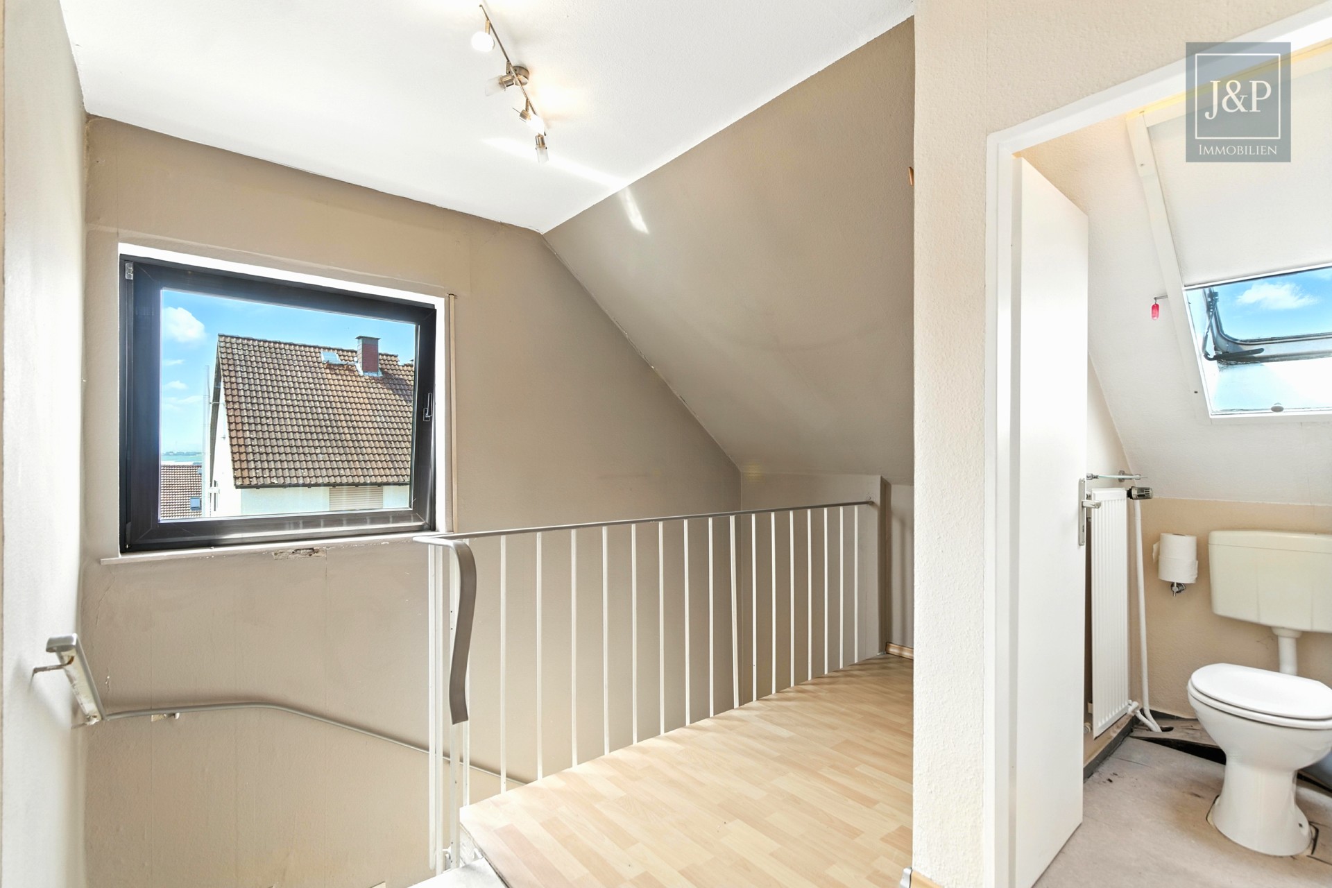 Großzügiges Einfamilienhaus mit Einliegerwohnung und Doppelgarage in ruhiger Lage - Einliegerwohnung