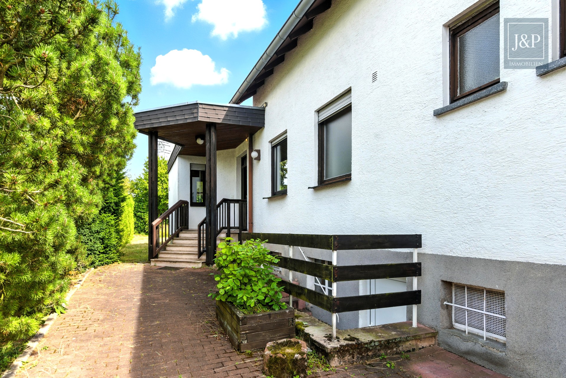Großzügiges Einfamilienhaus mit Einliegerwohnung und Doppelgarage in ruhiger Lage - Eingang Anbau/Kellerzugang