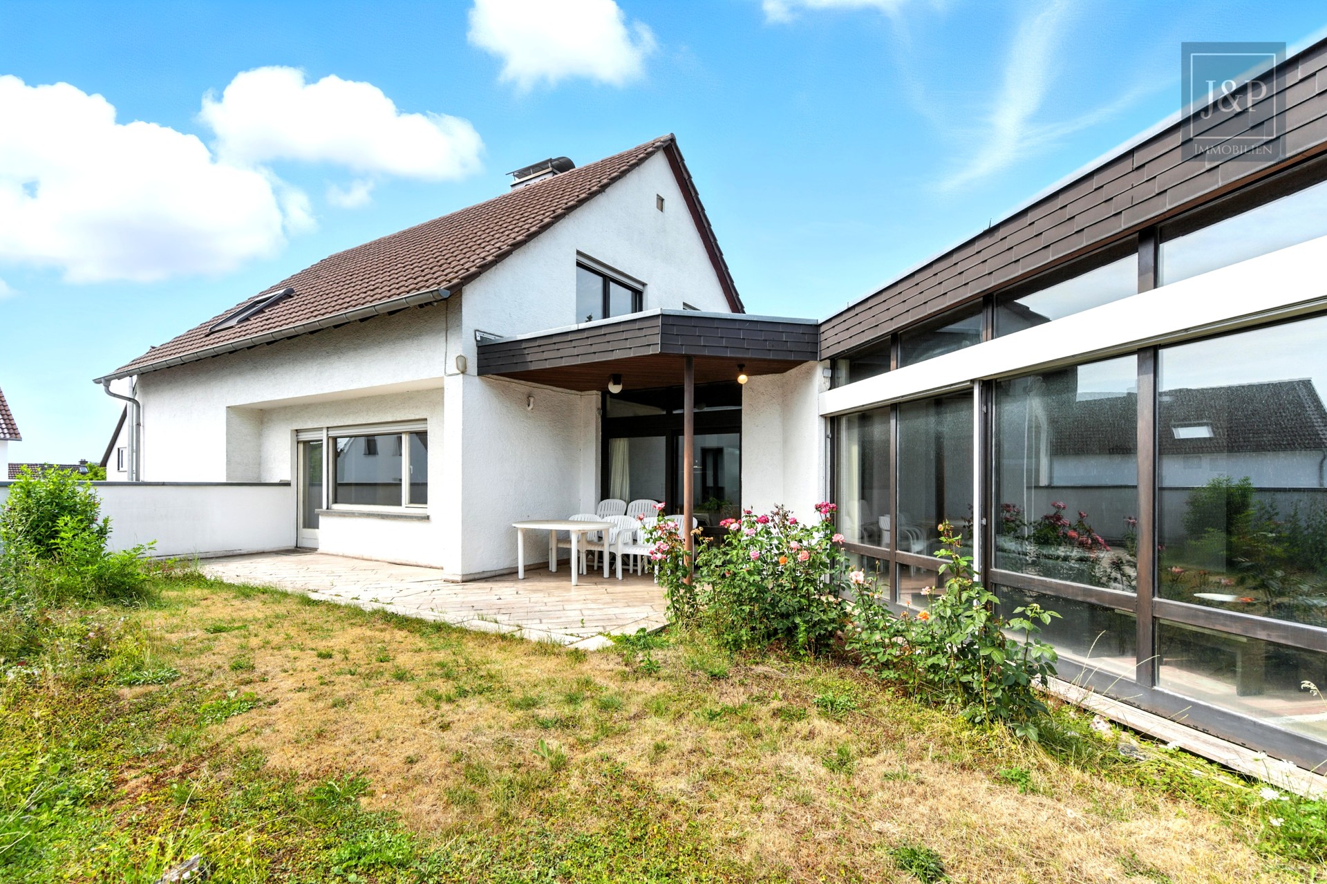 Großzügiges Einfamilienhaus mit Einliegerwohnung und Doppelgarage in ruhiger Lage - Terrasse