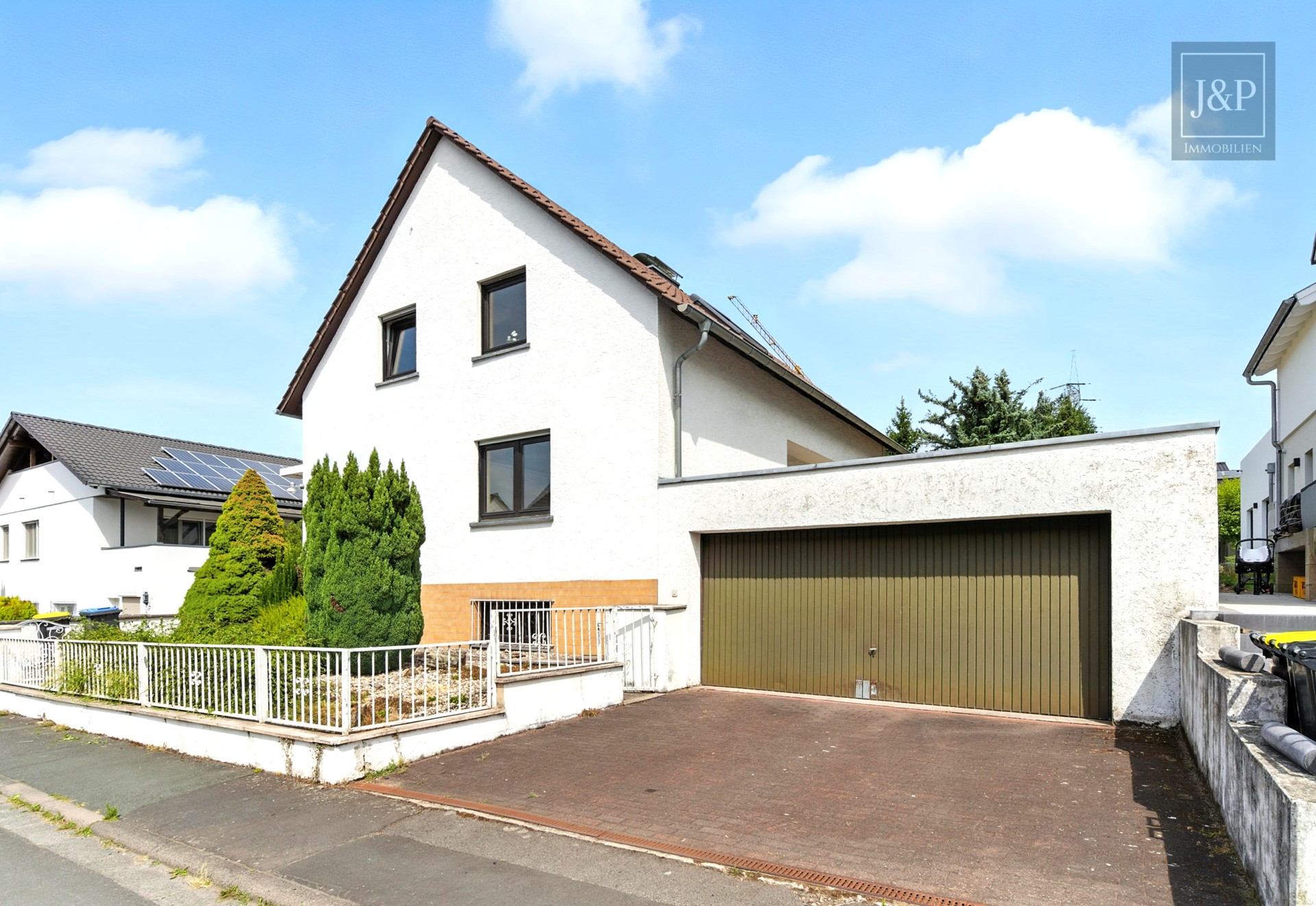 Großzügiges Einfamilienhaus mit Einliegerwohnung und Doppelgarage in ruhiger Lage - Frontansicht