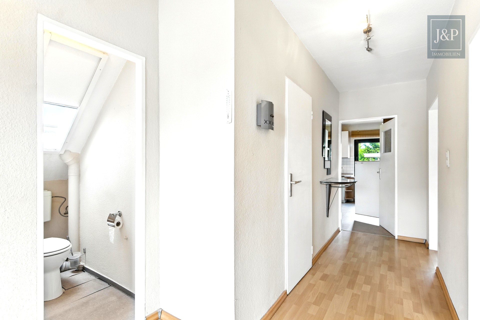 Großzügiges Einfamilienhaus mit Einliegerwohnung und Doppelgarage in ruhiger Lage - Flur Einliegerwohnung