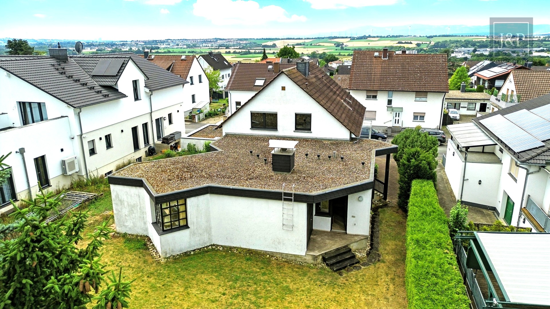 Großzügiges Einfamilienhaus mit Einliegerwohnung und Doppelgarage in ruhiger Lage - Rückseite