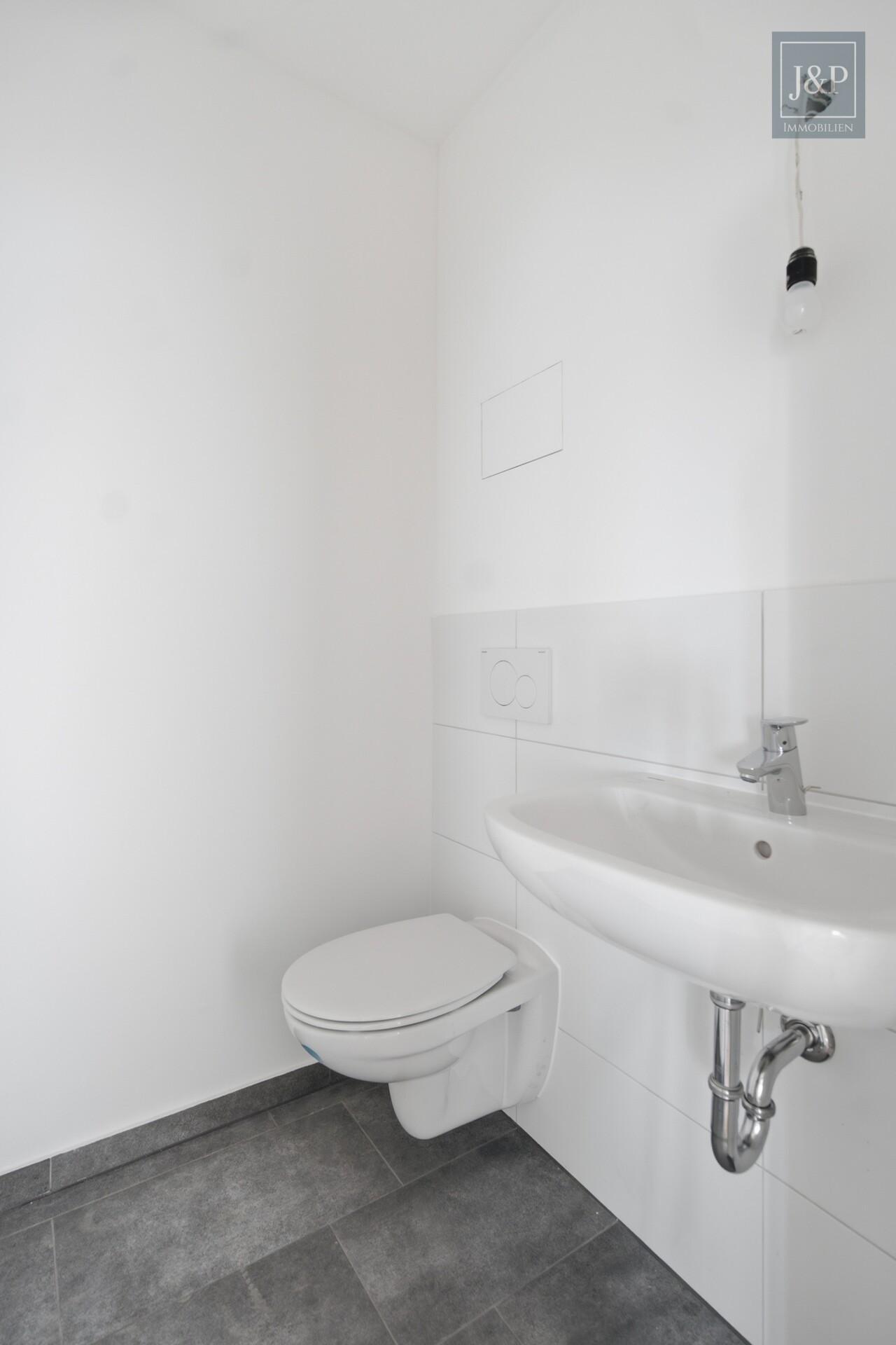 Beeindruckende Penthouse-Wohnung mit Skylineblick und zwei Terrassen! - Saniertes Gäste-WC
