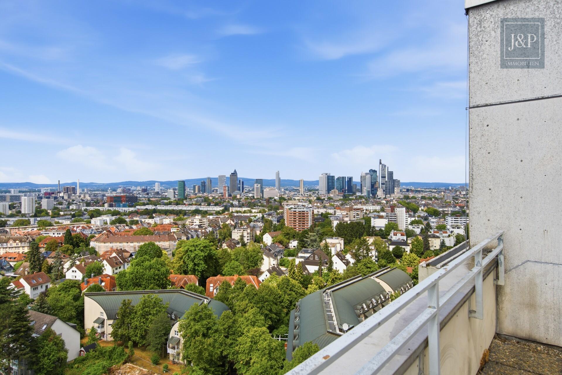 Beeindruckende Penthouse-Wohnung mit Skylineblick und zwei Terrassen! - 1. Balkon mit Skylineblick