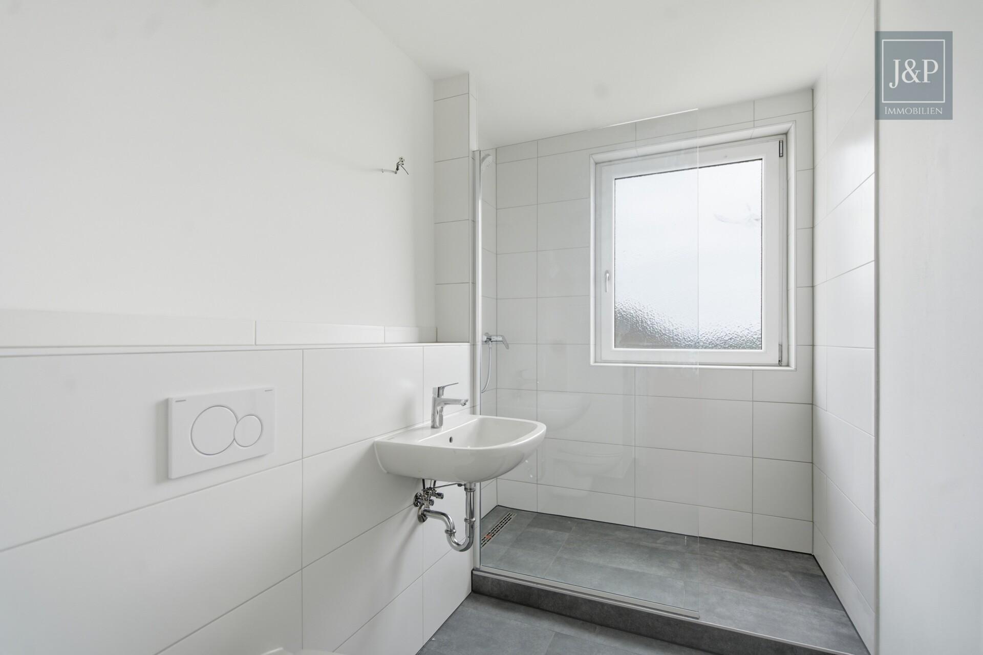 Beeindruckende Penthouse-Wohnung mit Skylineblick und zwei Terrassen! - Saniertes Badezimmer