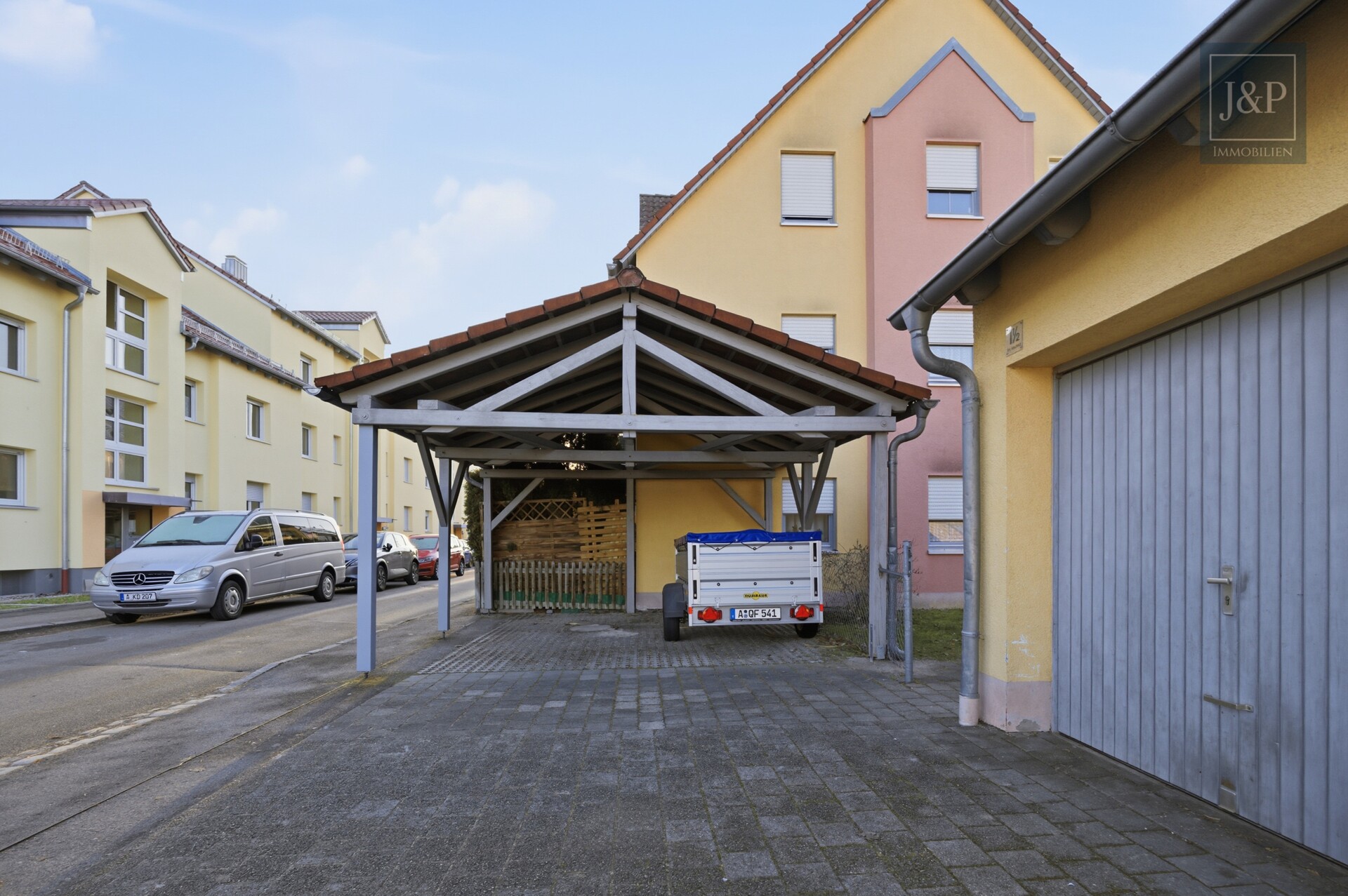 Gepflegte Erdgeschosswohnung mit Terrasse, Einbauküche & Carport-Stellplatz - Stellplatz