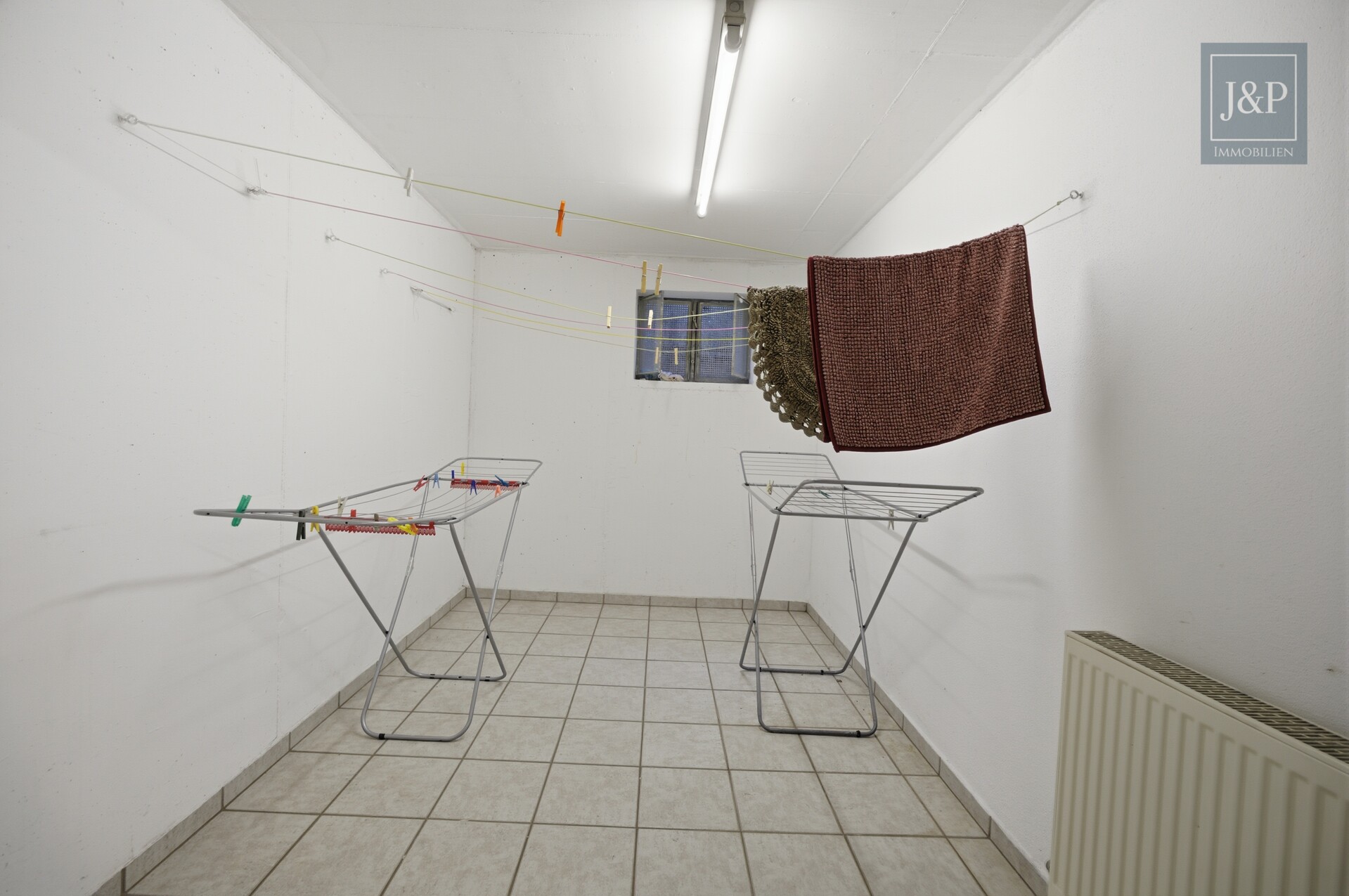 Gepflegte Erdgeschosswohnung mit Terrasse, Einbauküche & Carport-Stellplatz - Trockenraum