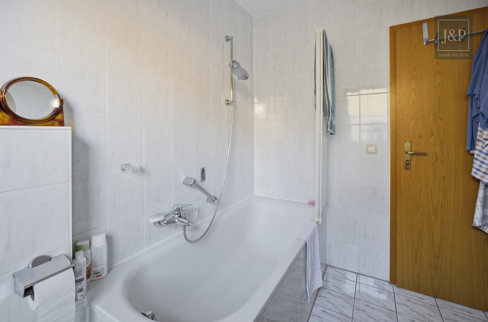 Gepflegte Erdgeschosswohnung mit Terrasse, Einbauküche & Carport-Stellplatz - Bad