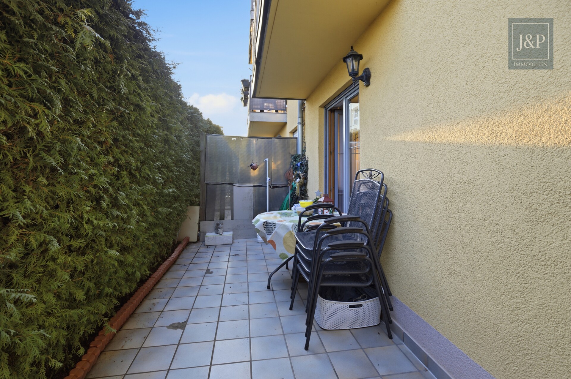 Gepflegte Erdgeschosswohnung mit Terrasse, Einbauküche & Carport-Stellplatz - Terrasse